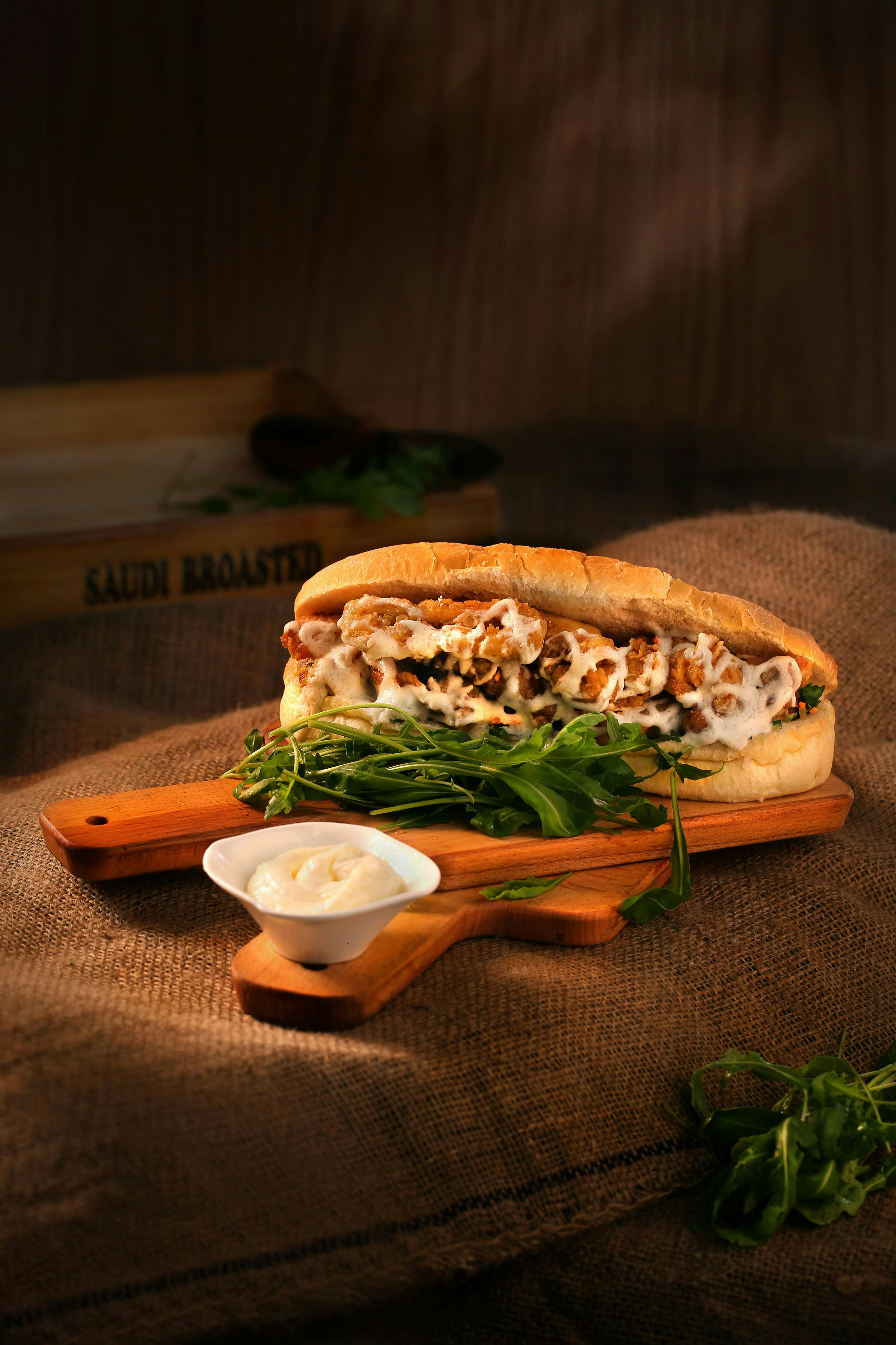 Sandwich lezat dengan saus krim dan sayuran hijau
