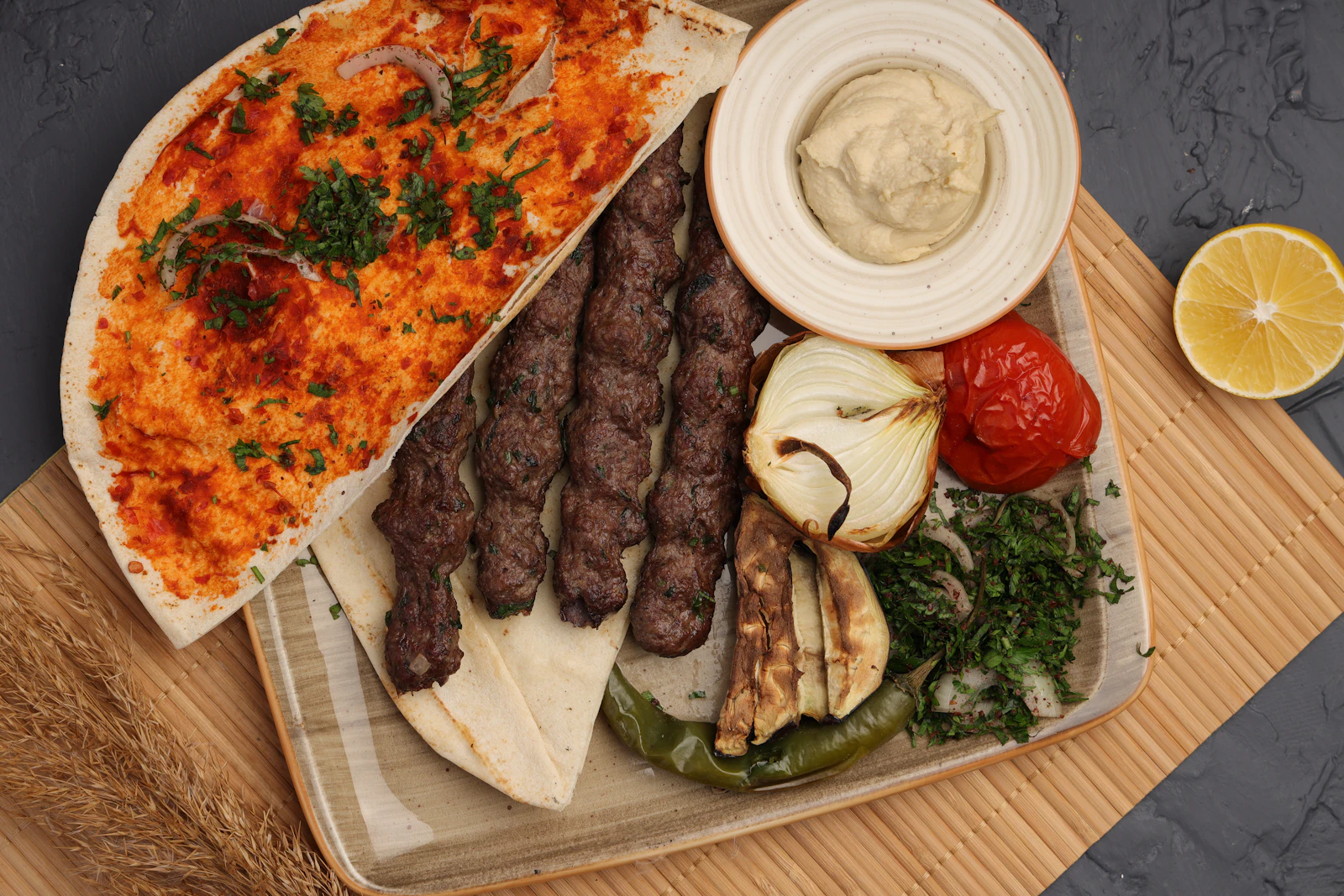 Tischplatte mit armenischen Speisen