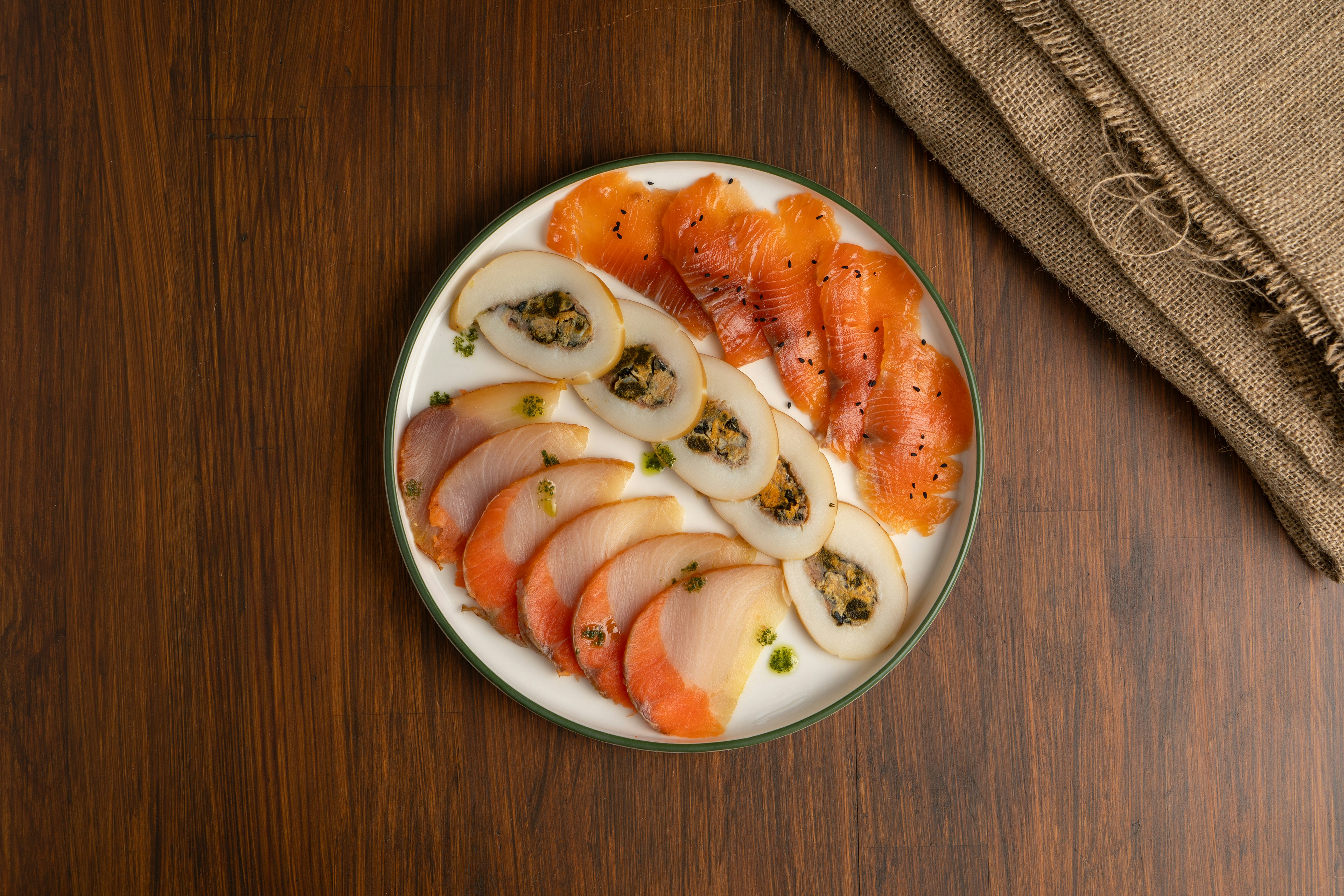 Assortimento di frutti di mare e calamare ripieni su un piatto.