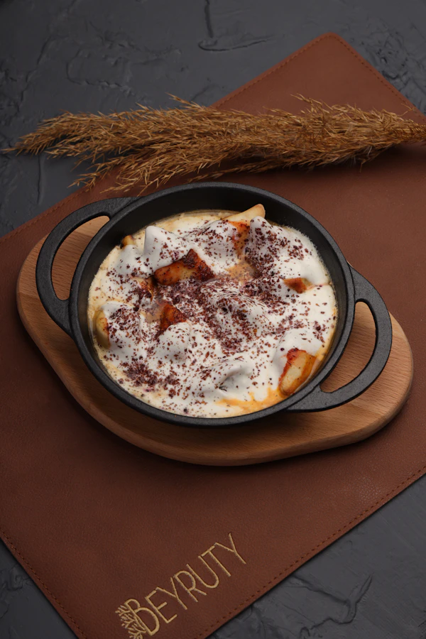 Mantu. Teigtaschen mit Joghurt und Sumach