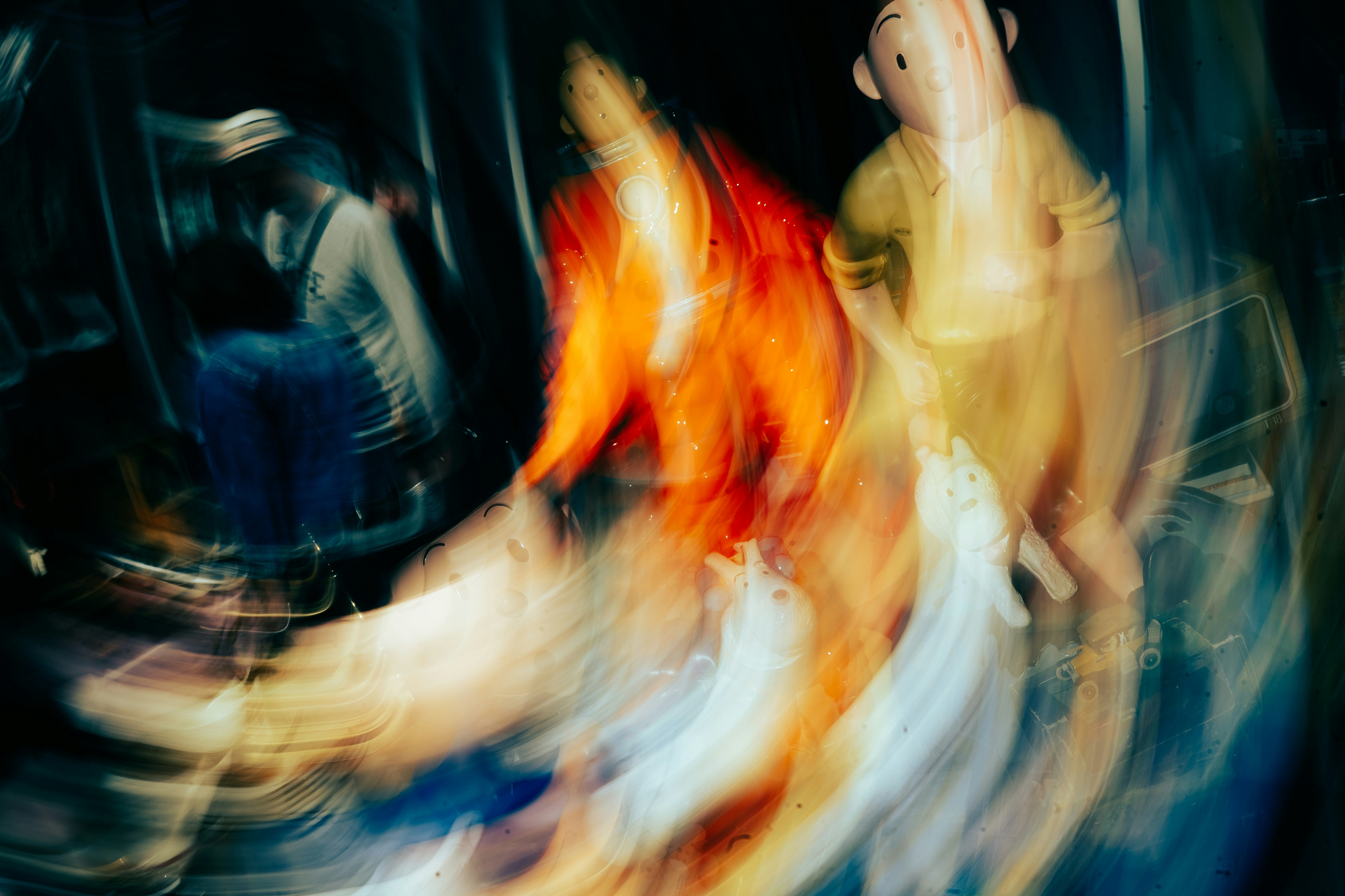 Luci colorate e figure astratte e sfocate in movimento