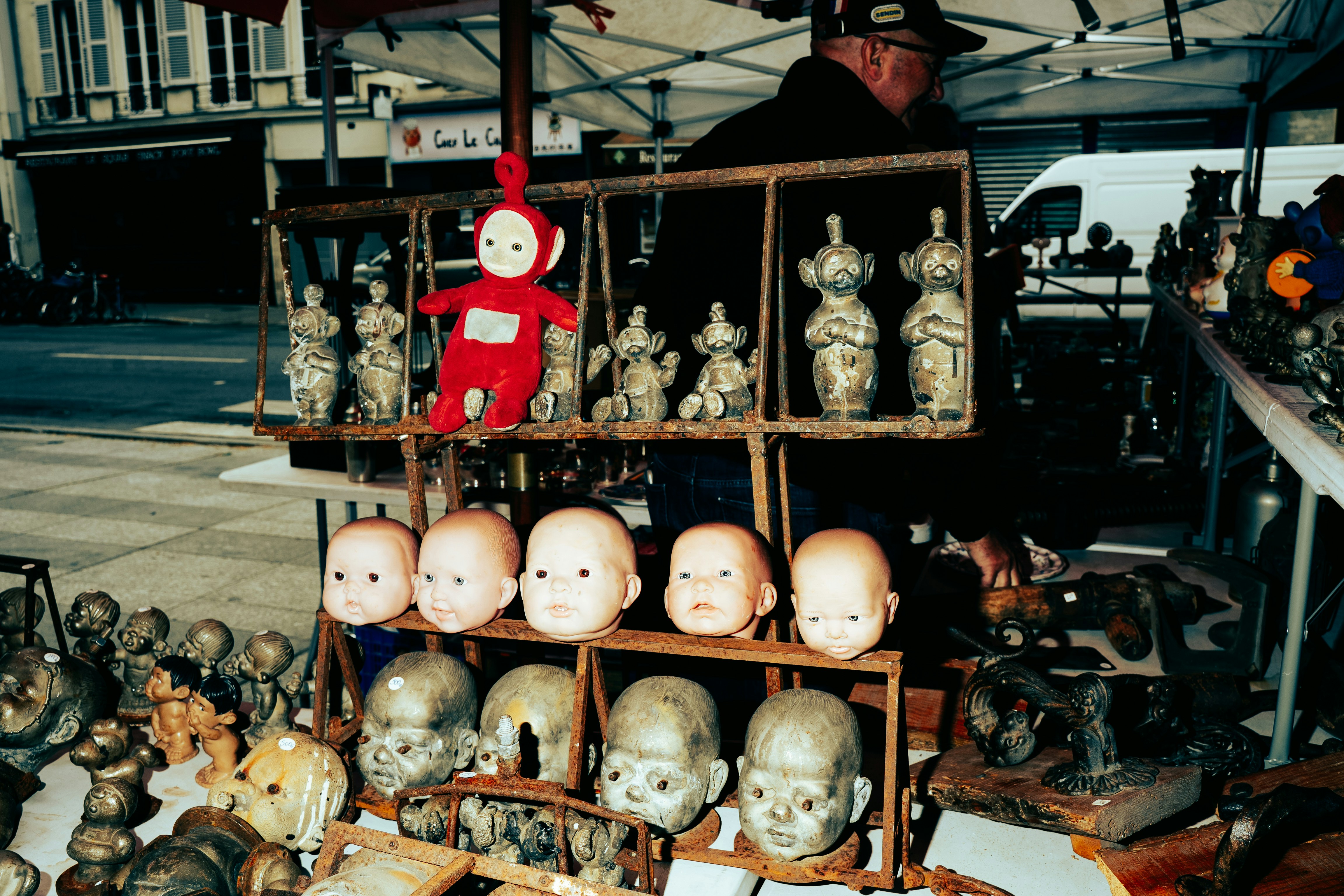 Una bancarella che vende bambole vintage e cianfrusaglie