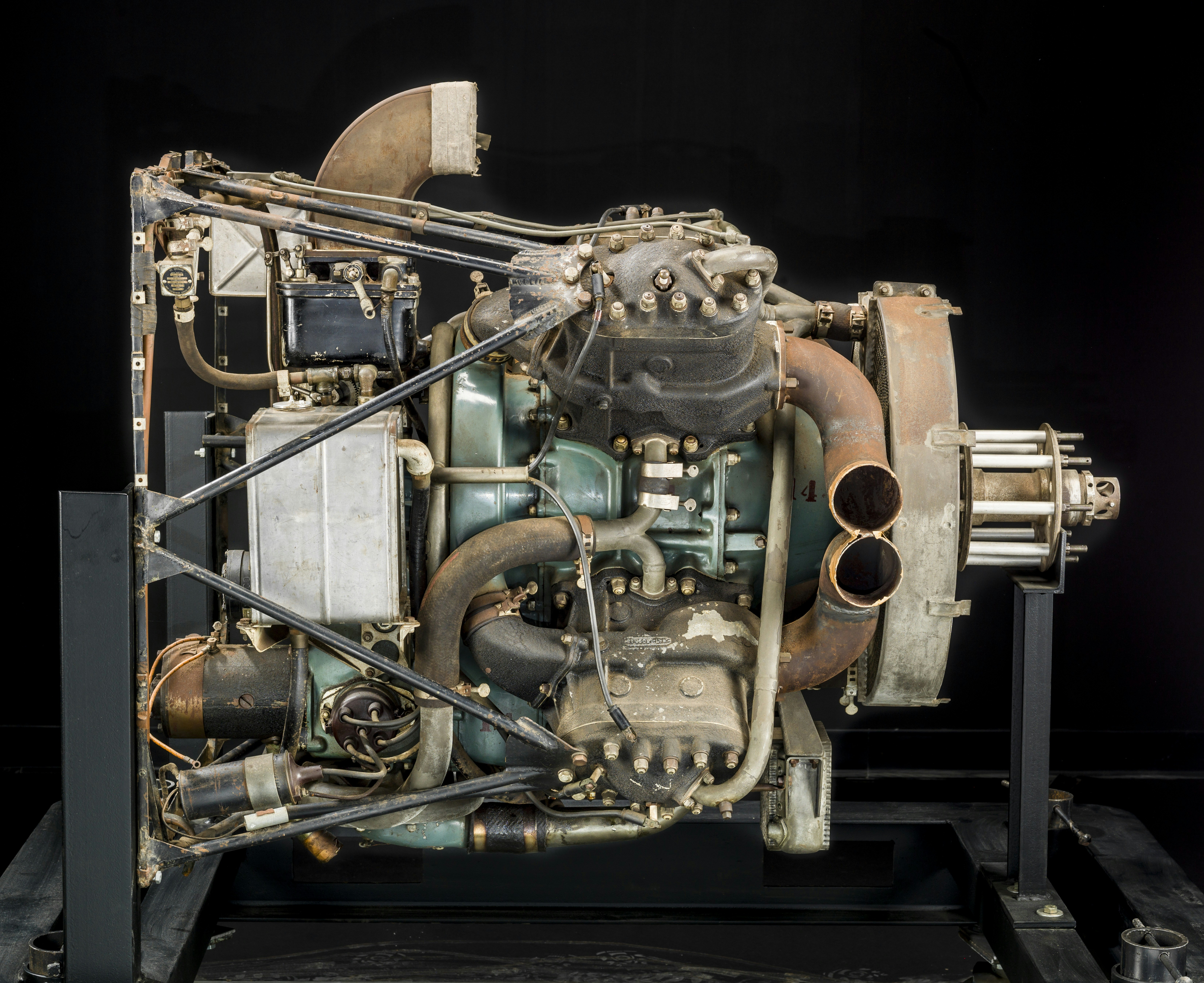 Vue détaillée d’un moteur d’avion vintage exposé
