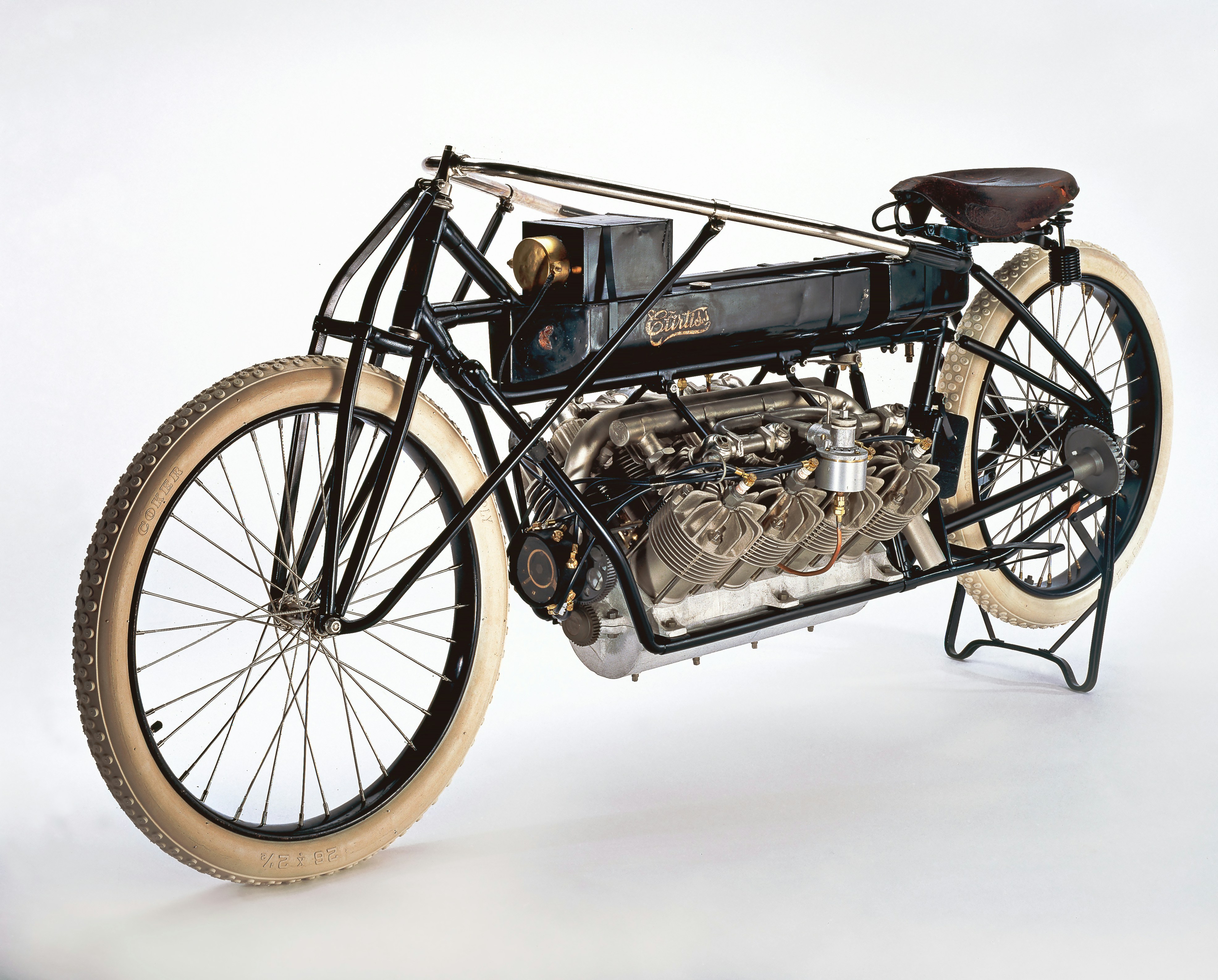 Moto vintage avec gros moteur et pneus blancs
