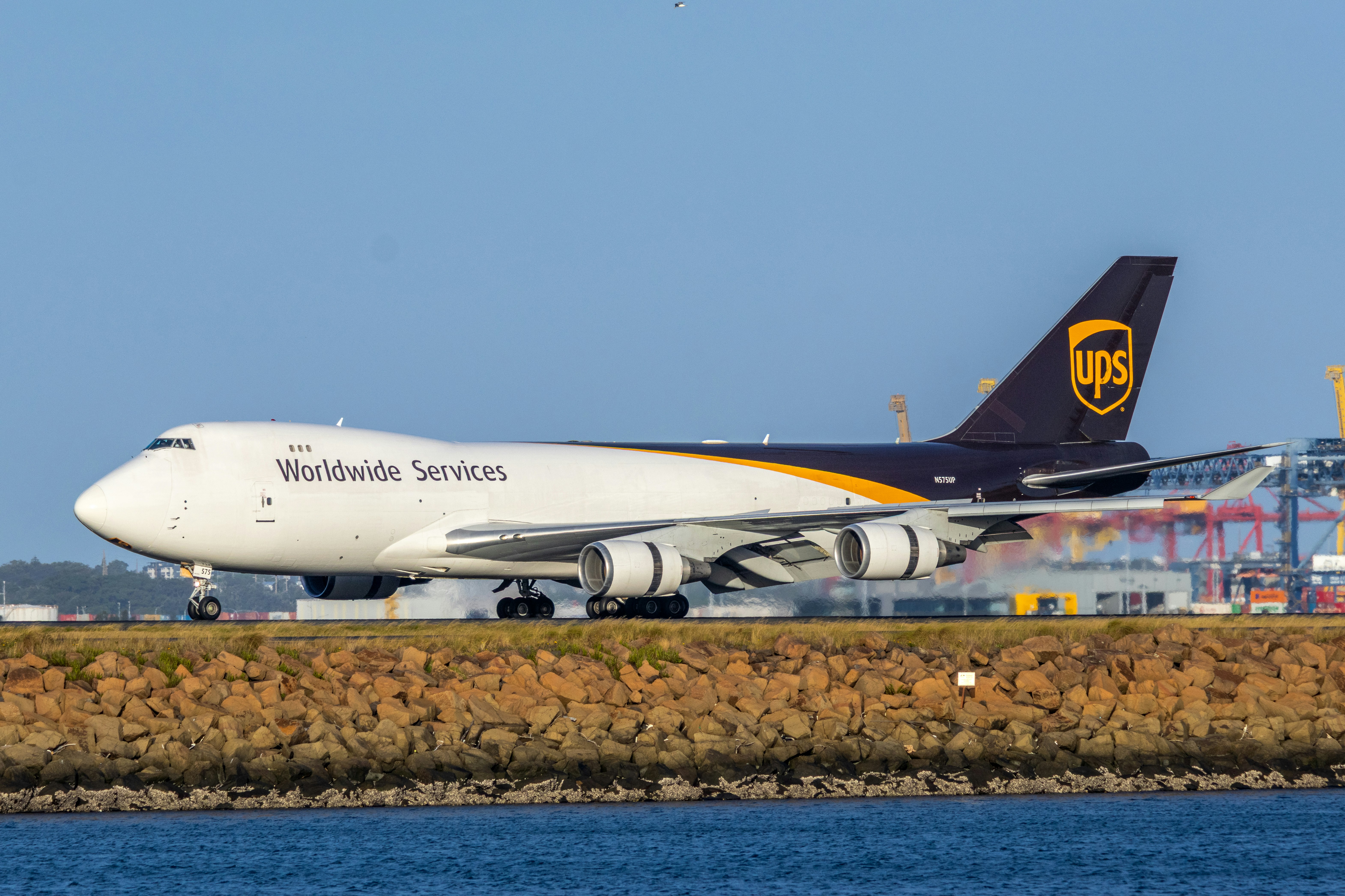 Ein großes UPS-Frachtflugzeug auf einer Startbahn