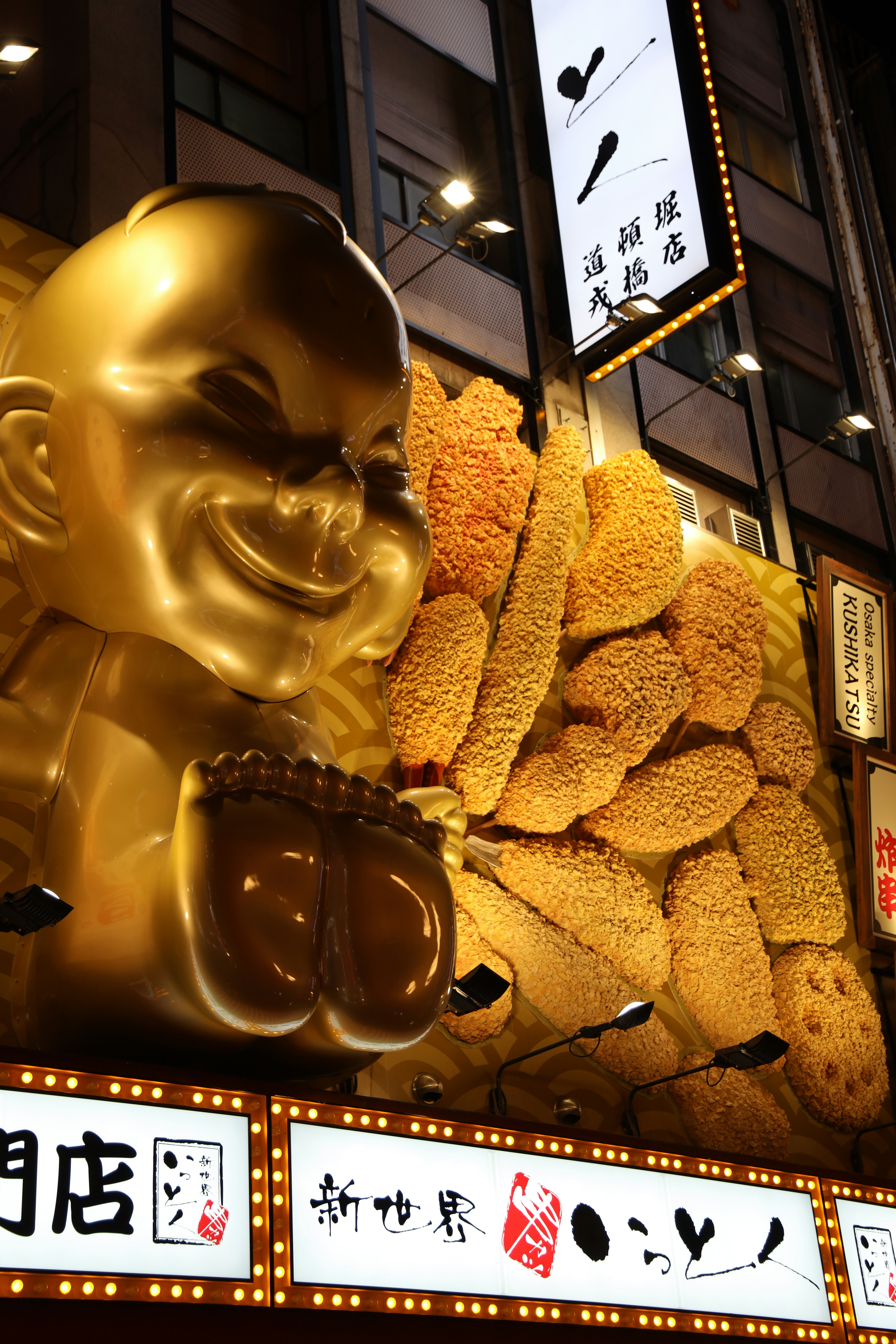 Estátua dourada de Buda com exposição de fritura