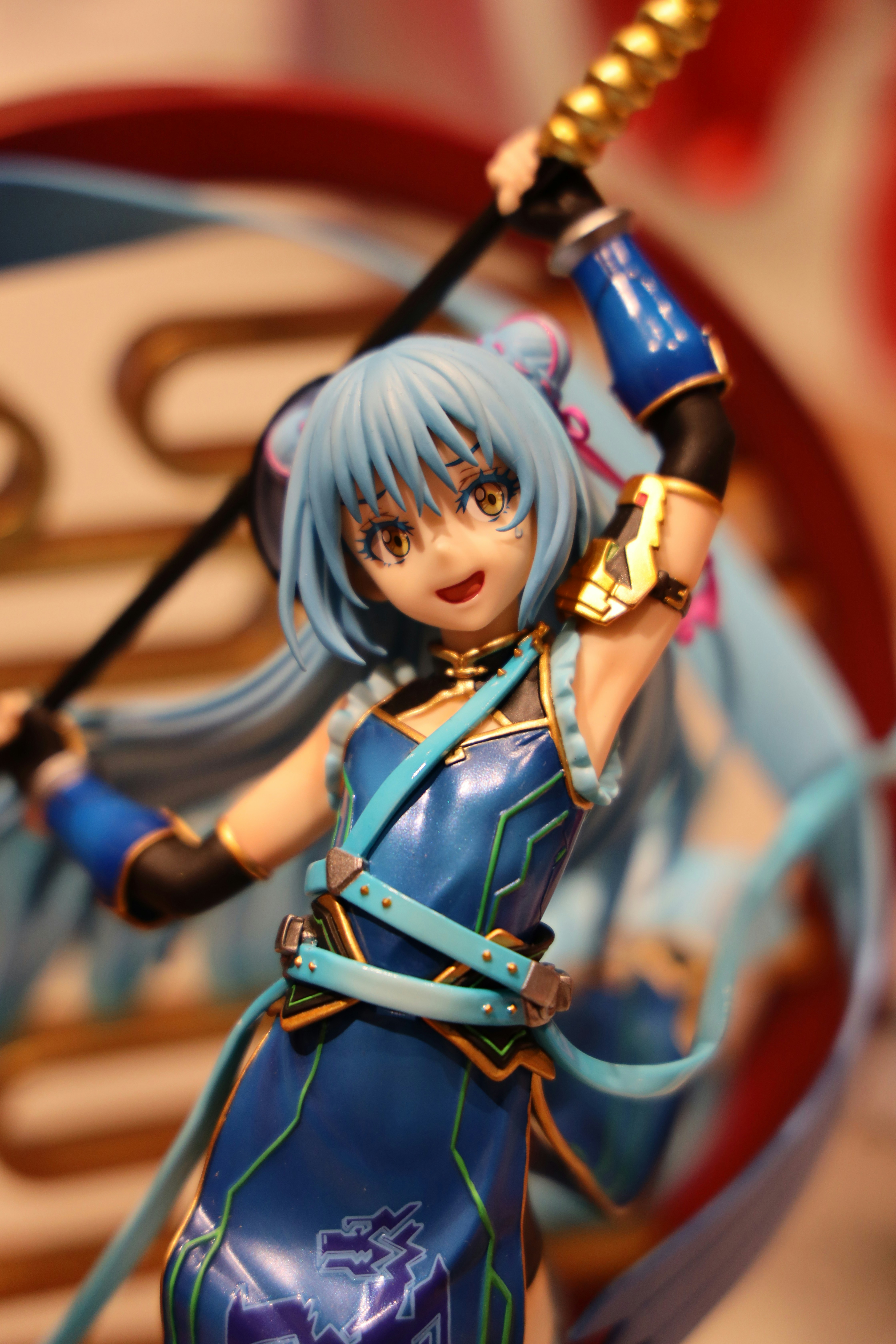 Estatueta de anime com cabelo azul claro e roupa azul