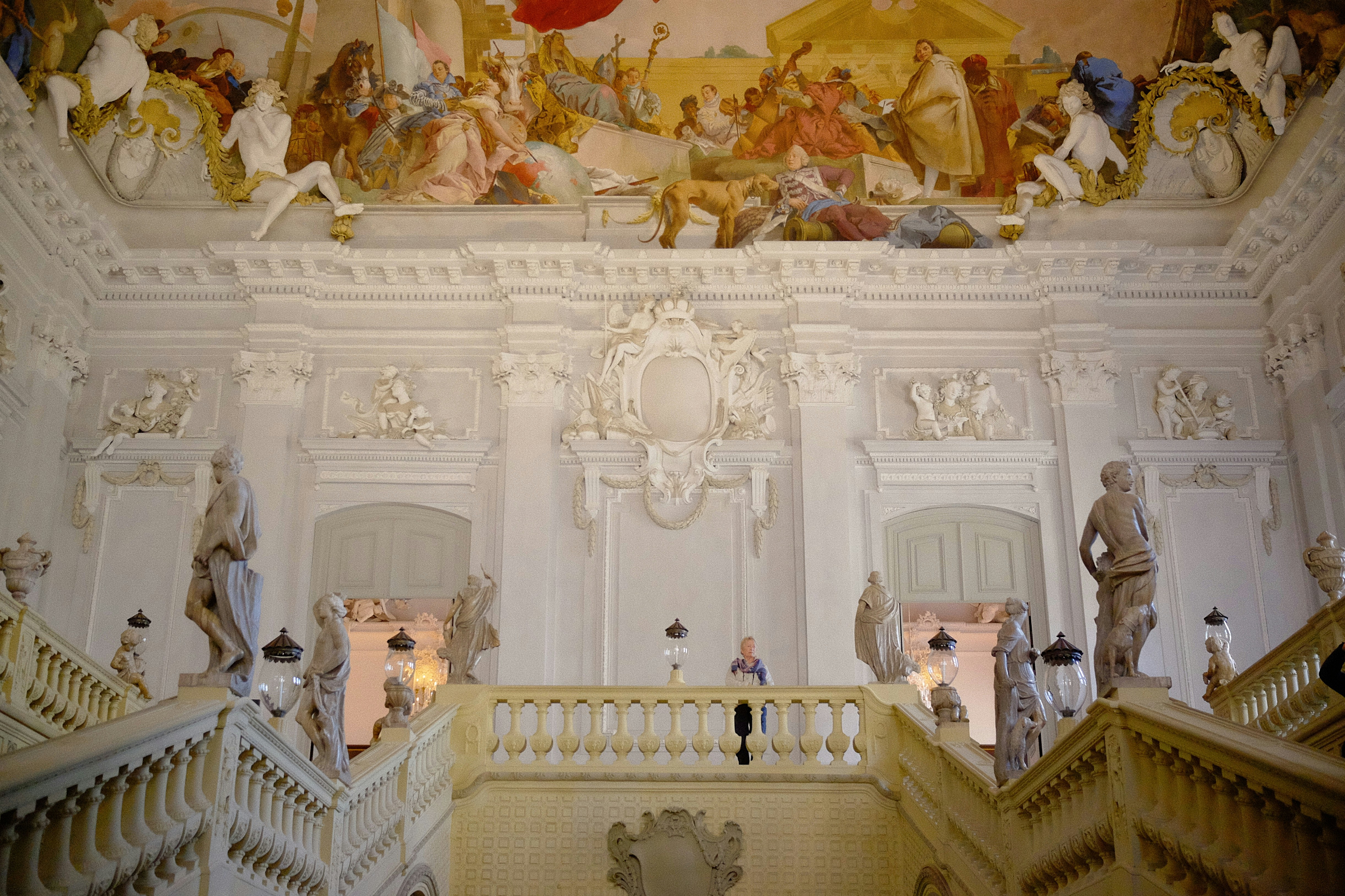 Verzierte Treppe mit Statuen und Deckenfresken