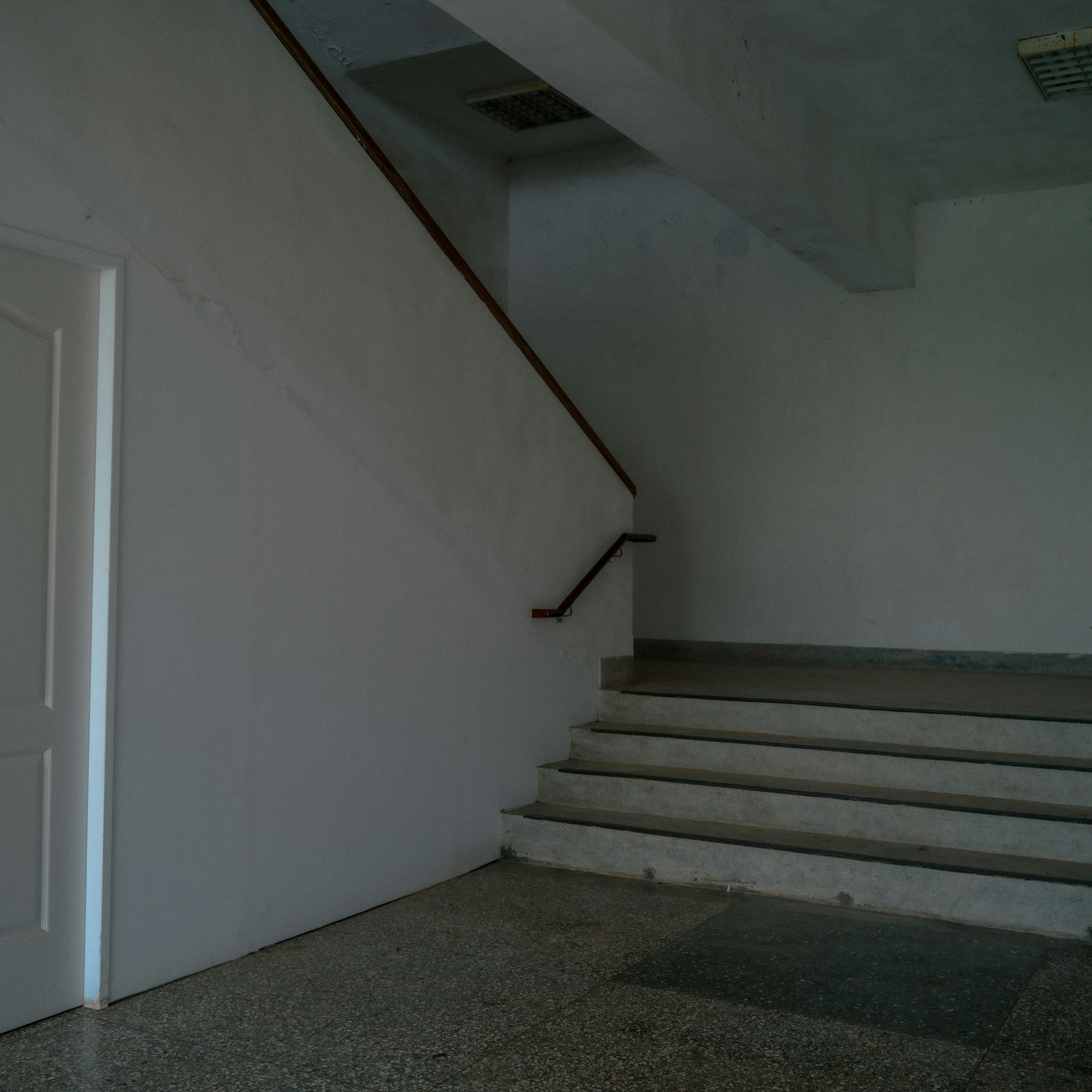 Escada com paredes brancas e degraus de mármore