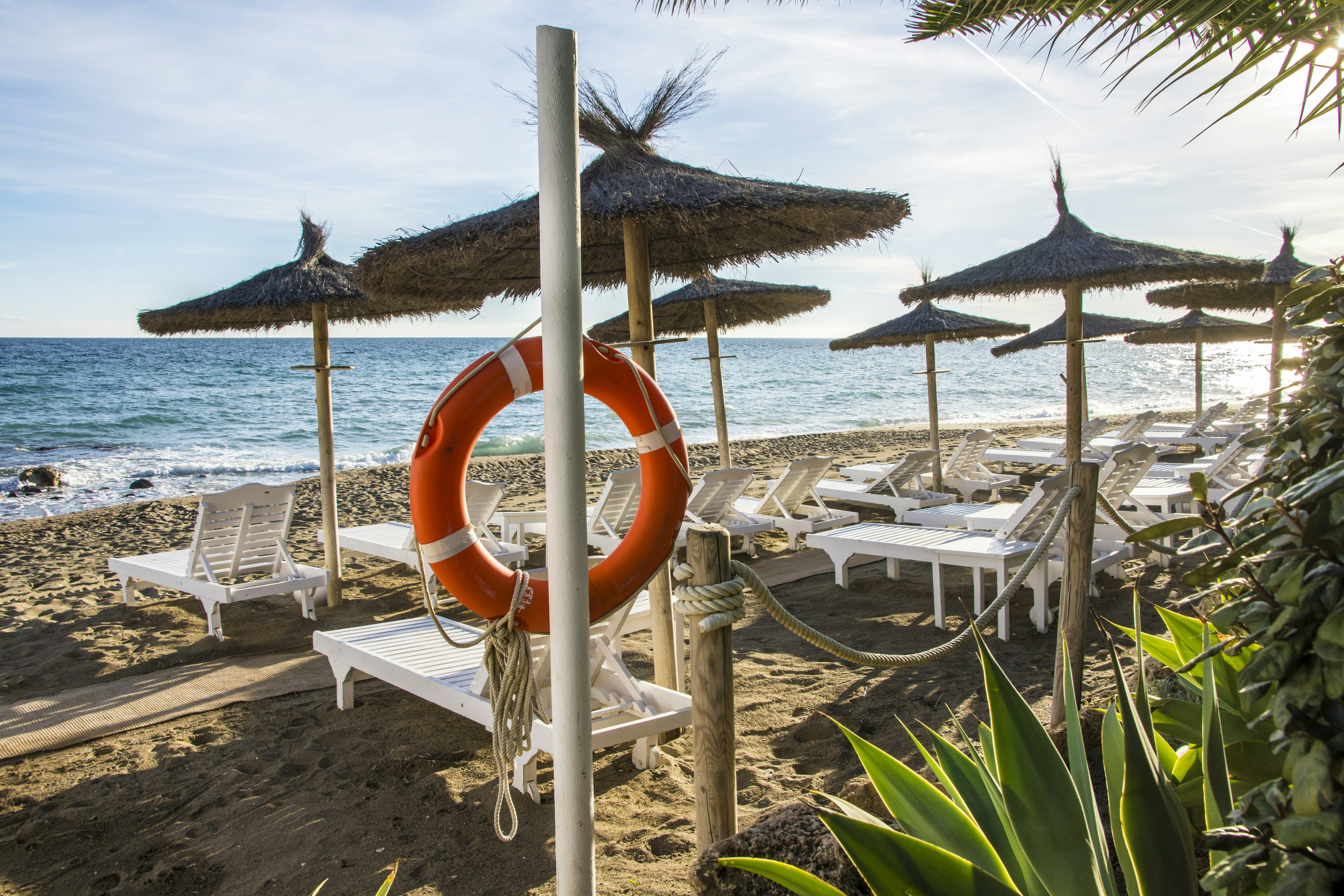 Benidorm vs Marbella: playas, hamacas y ambiente para elegir bien
