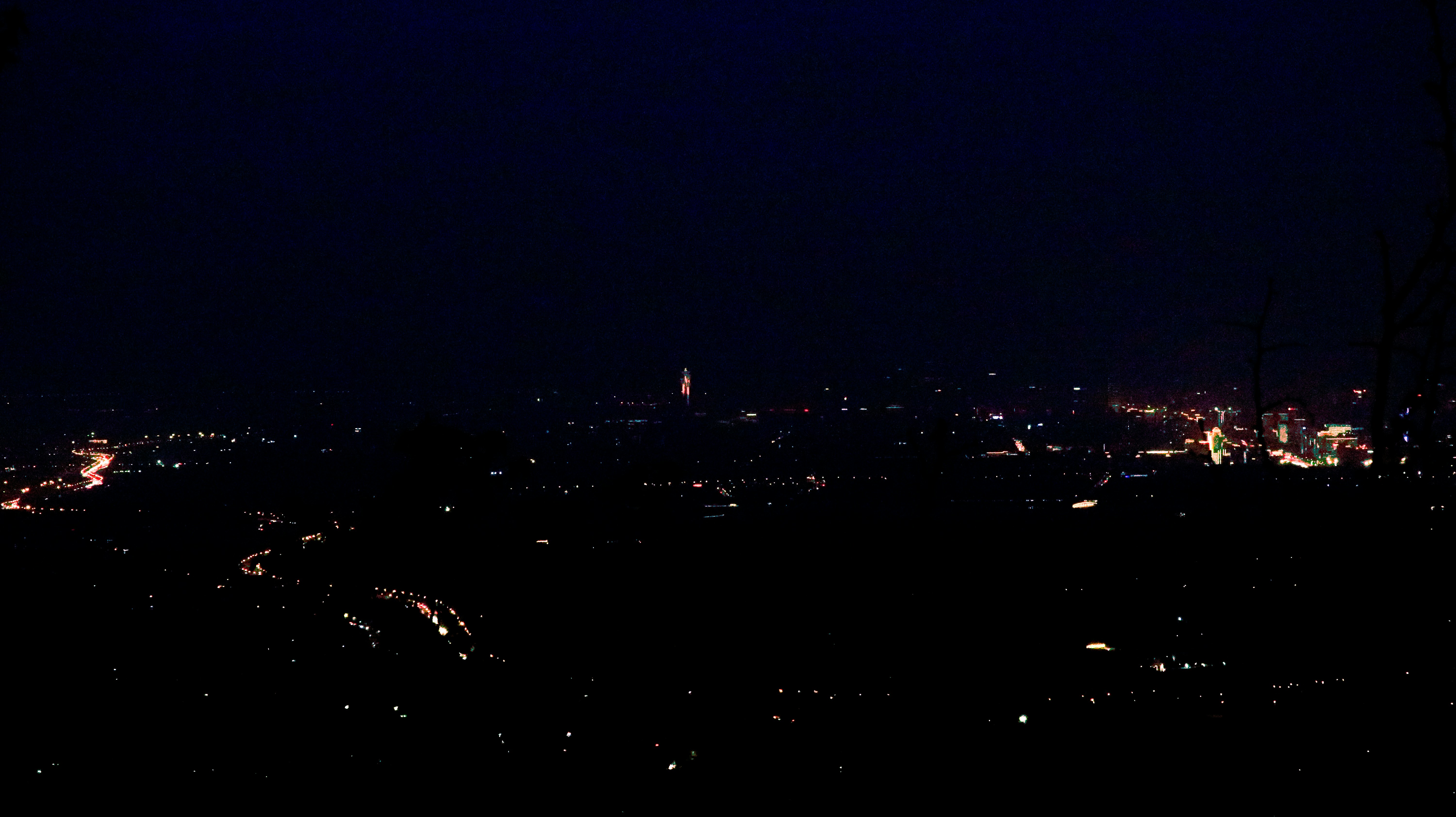 Gece saatlerinde şehir ışıklarının altında uyumaya çalışan bir insan ve biyolojik saat ile ışık kirliliğinin insan sağlığı üzerindeki etkisini simgeleyen görsel.