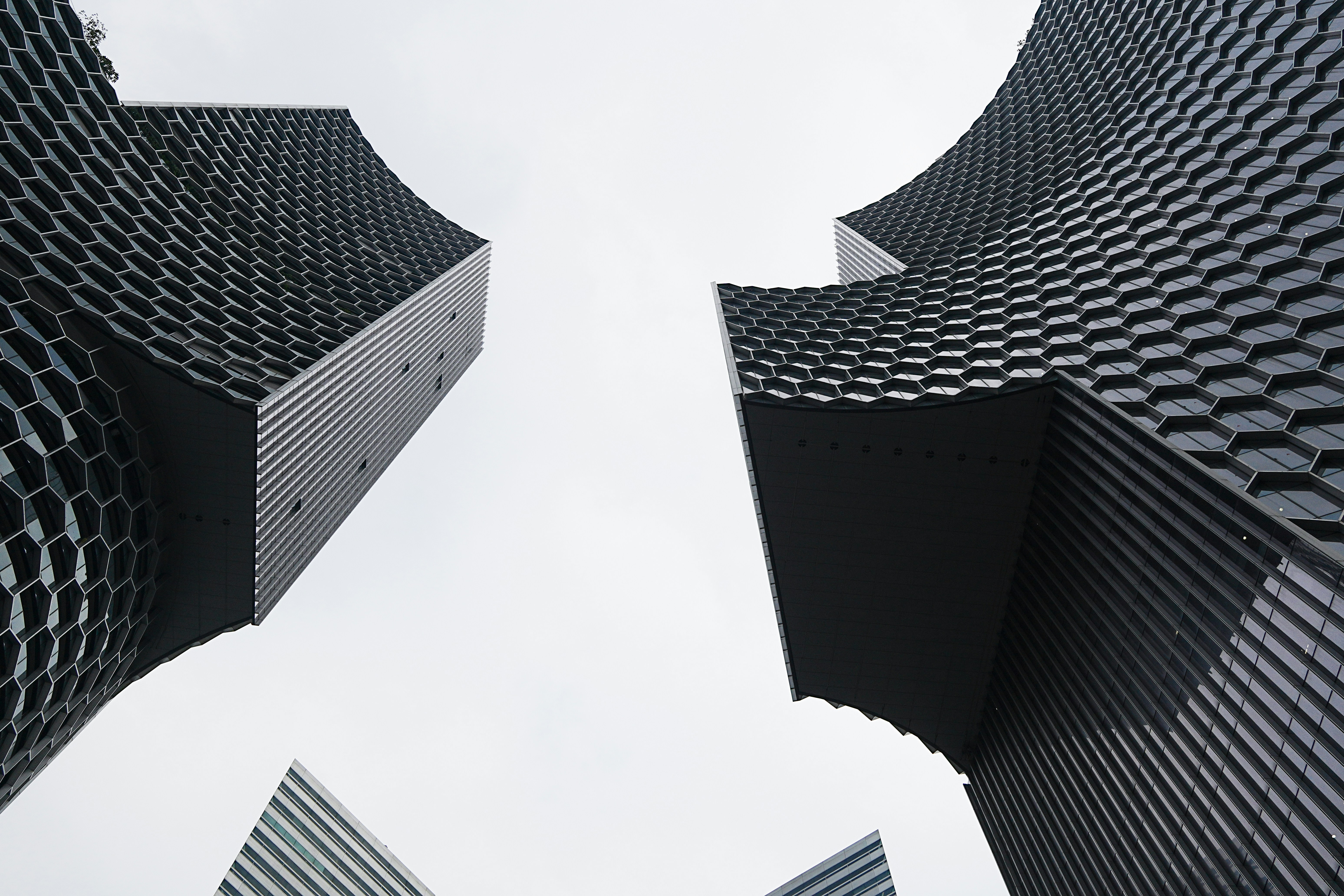 Edifici moderni con facciata a nido d'ape contro il cielo