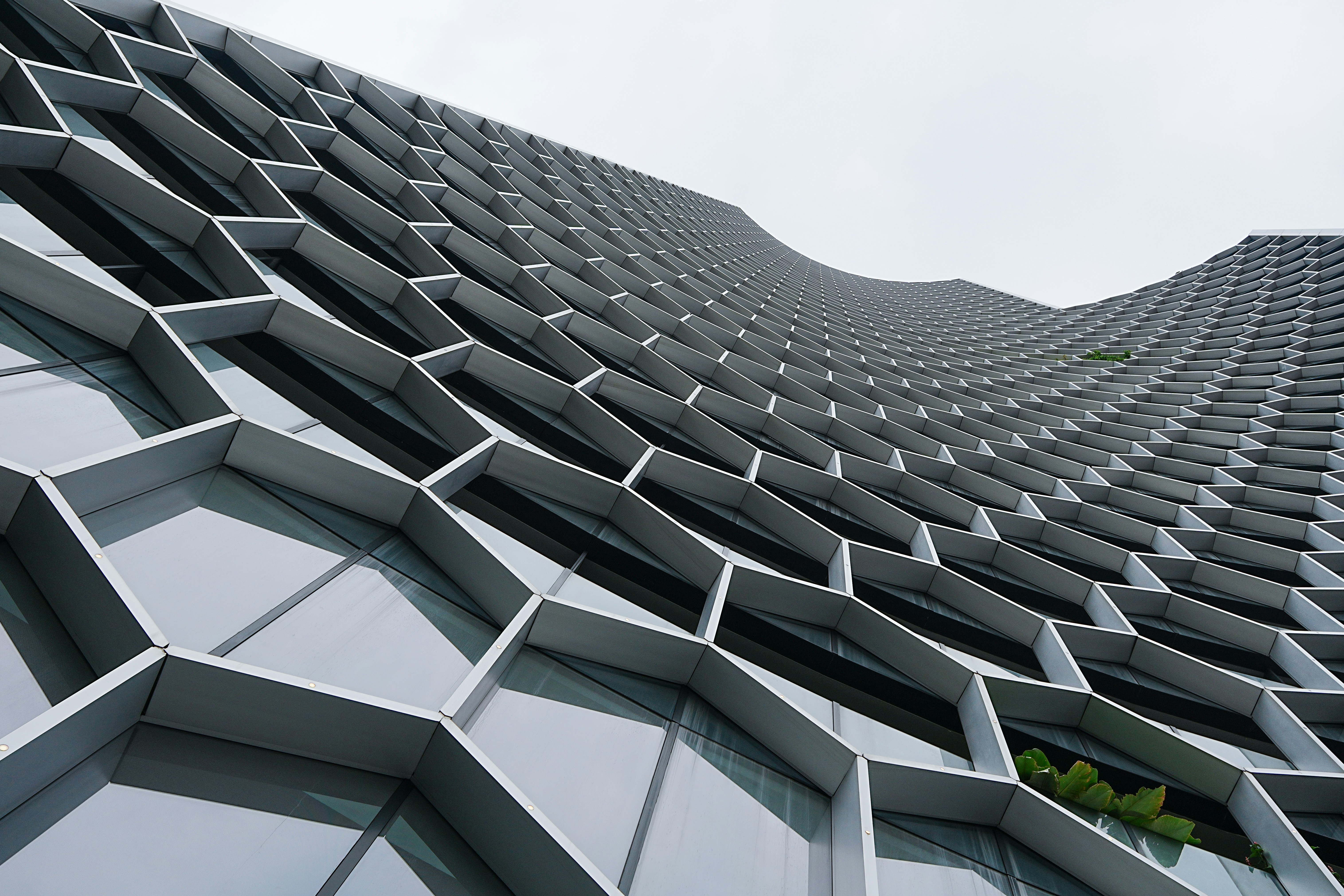 Edificio moderno con schema esagonale della facciata