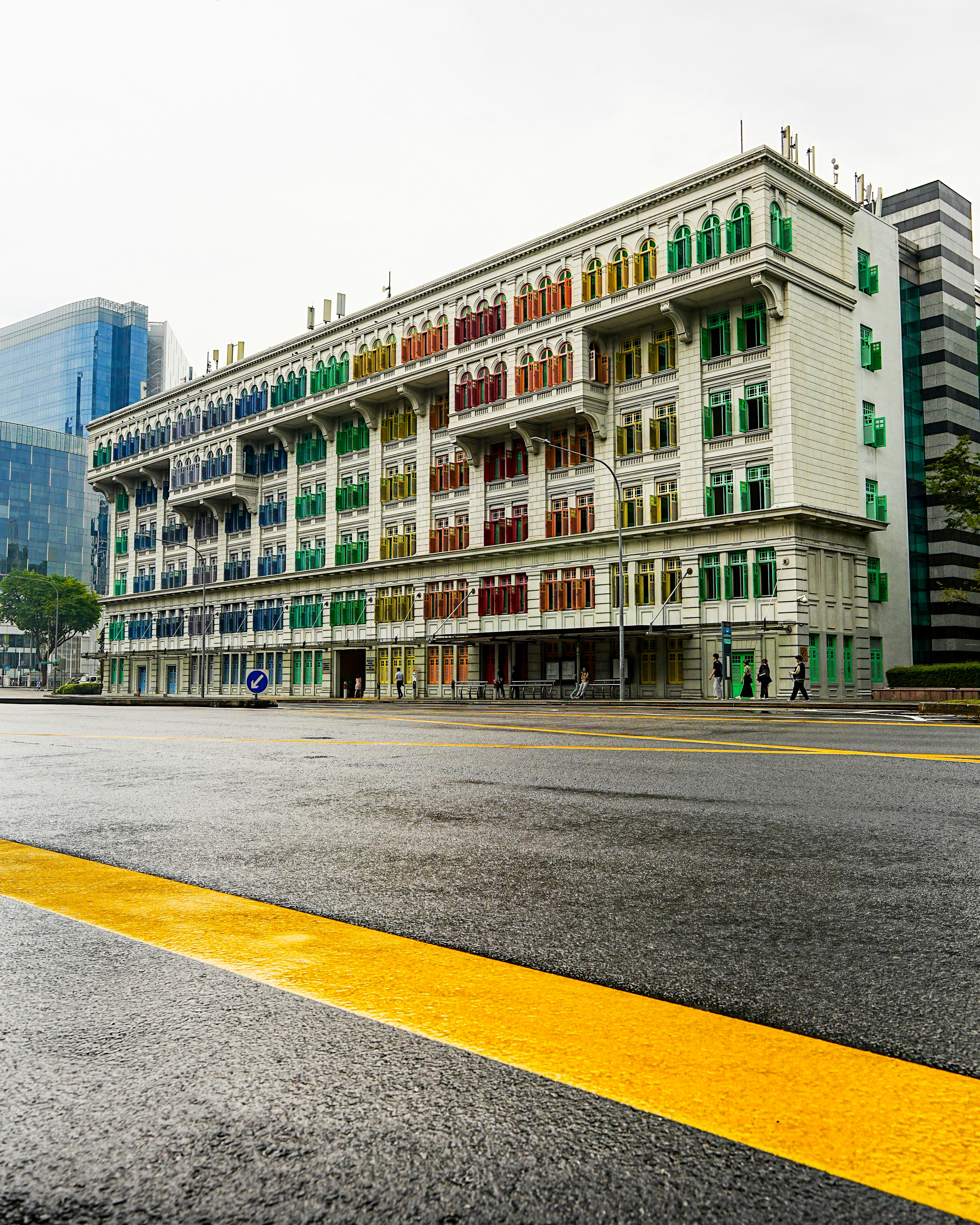 Finestre colorate adornano la facciata di un edificio storico.