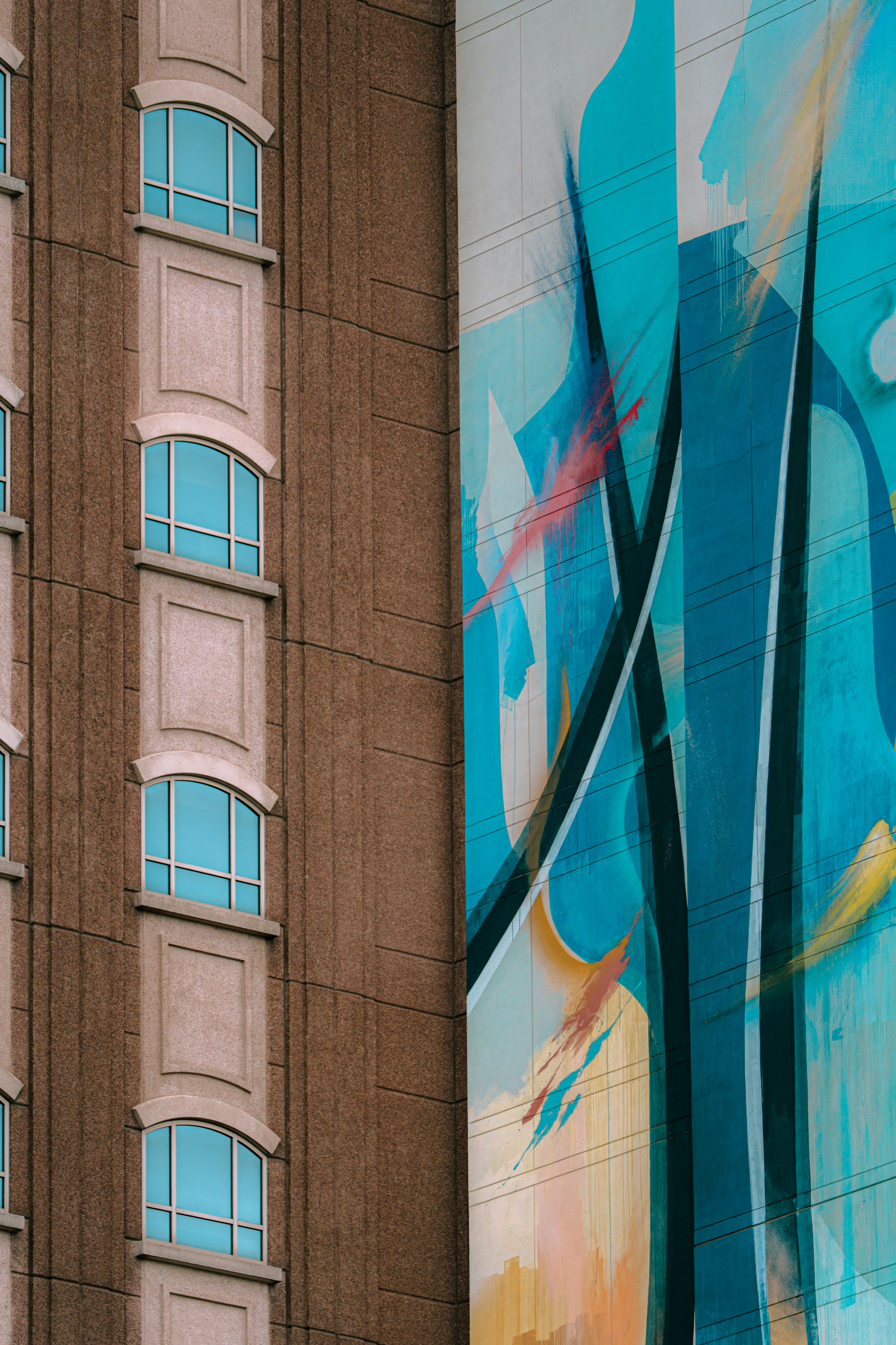 Fachada moderna de edificio con arte mural abstracto