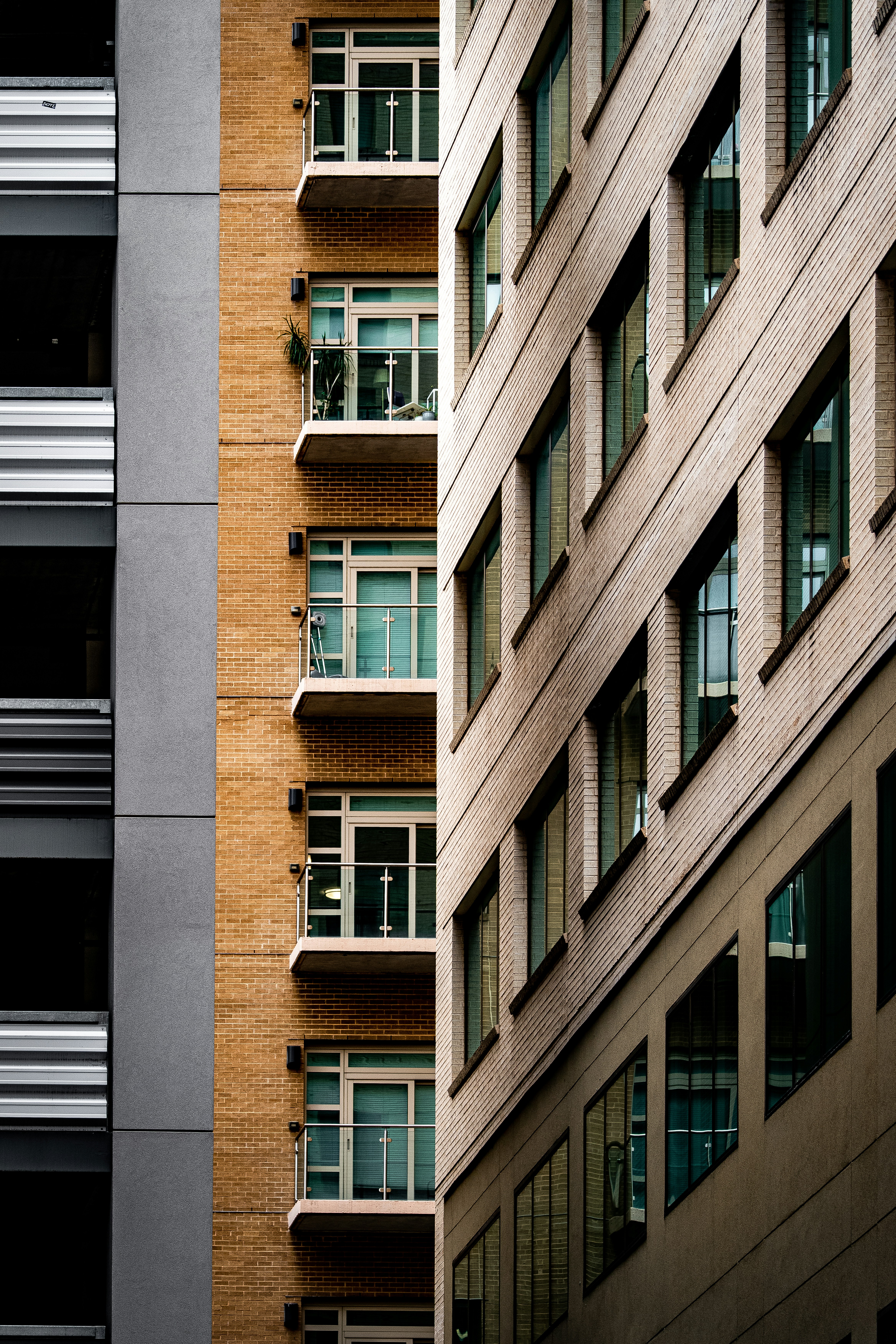 Edificios de apartamentos modernos con ventanas repetidoras