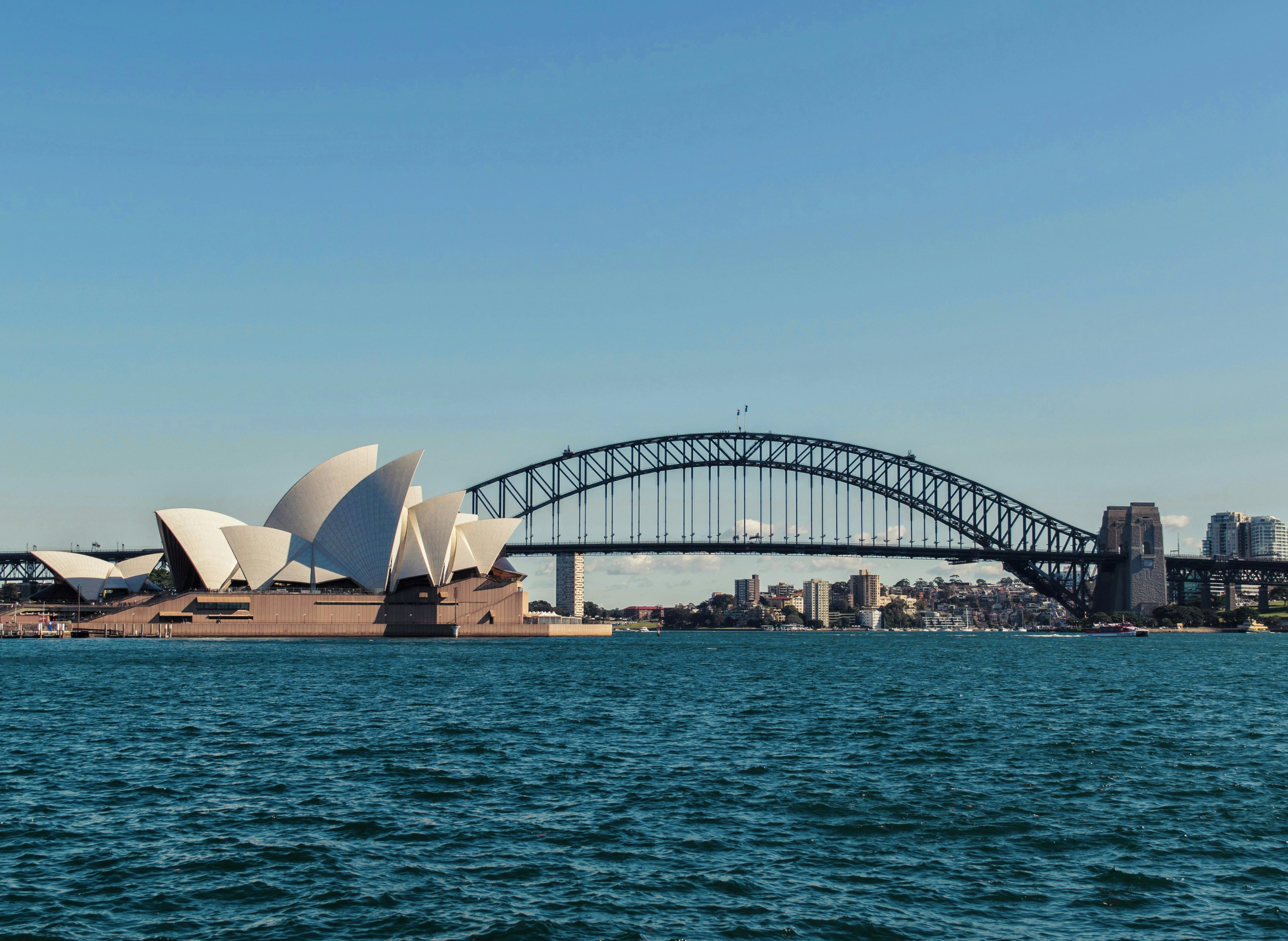 맑은 날 시드니 오페라 하우스와 하버 브리지