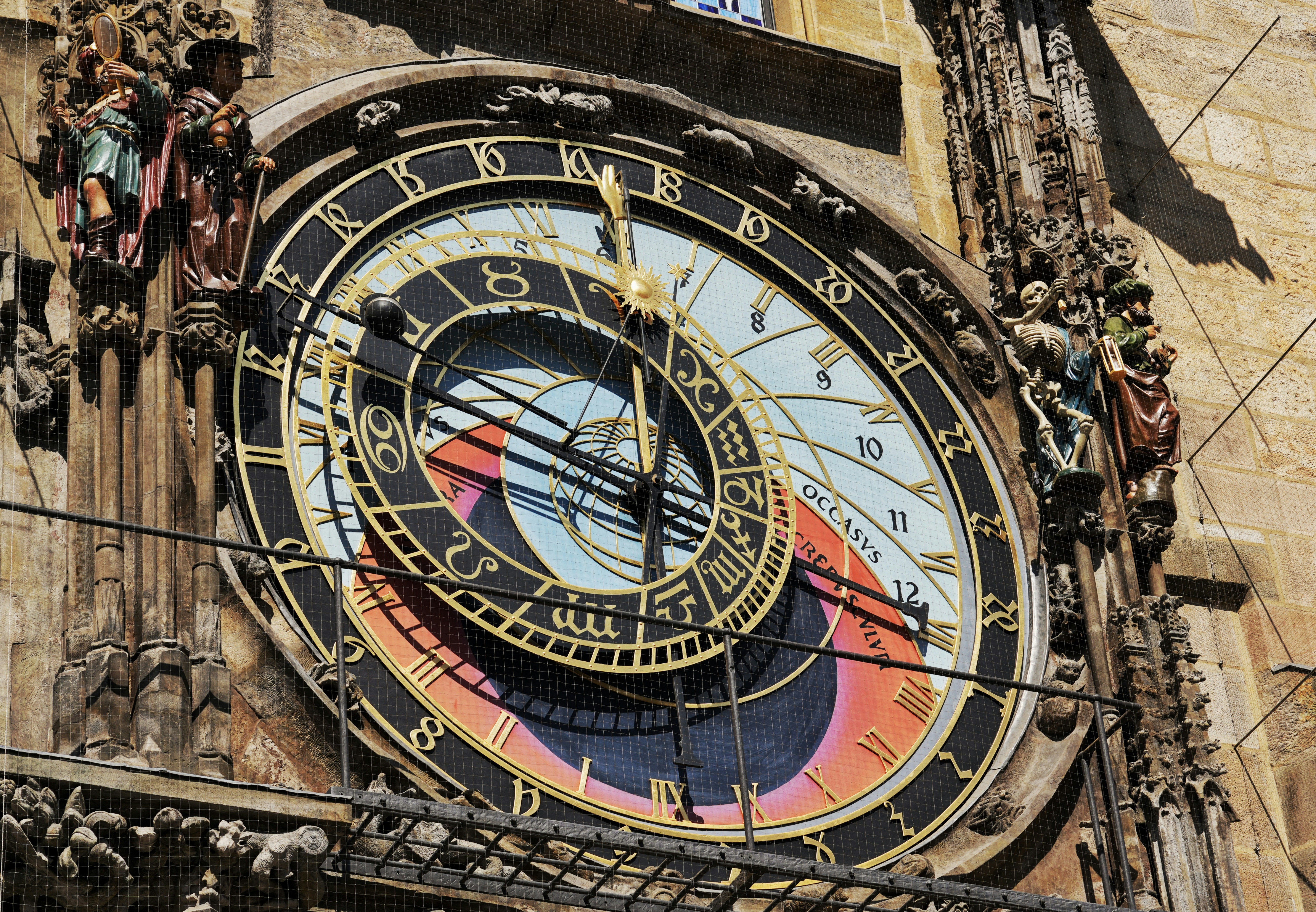 Kunstvolle astronomische Uhr an einer Gebäudefassade