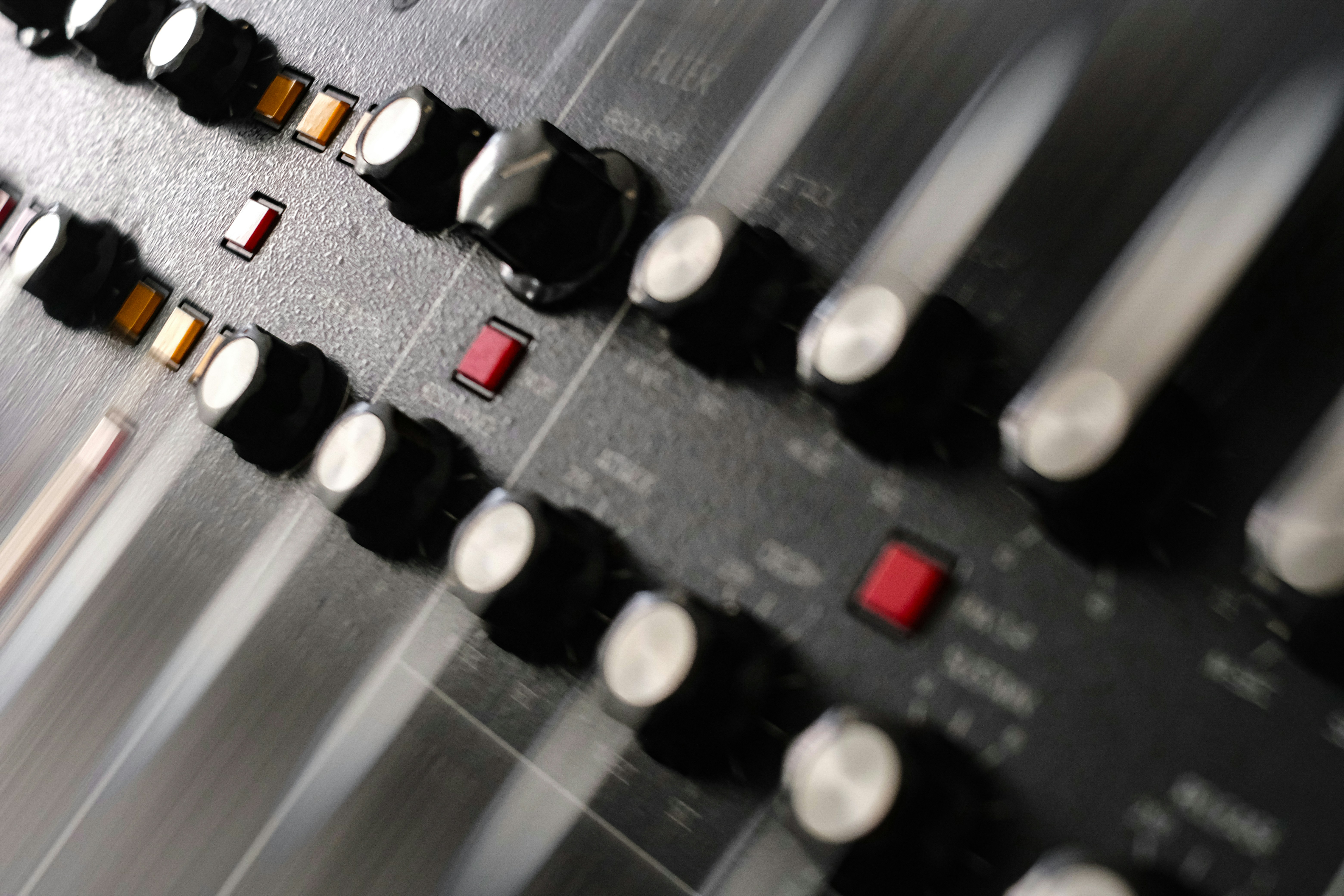 Dust, Knobs, and No Undo Button: Why Gen Z Producers Are Obsessed With Dead Synths