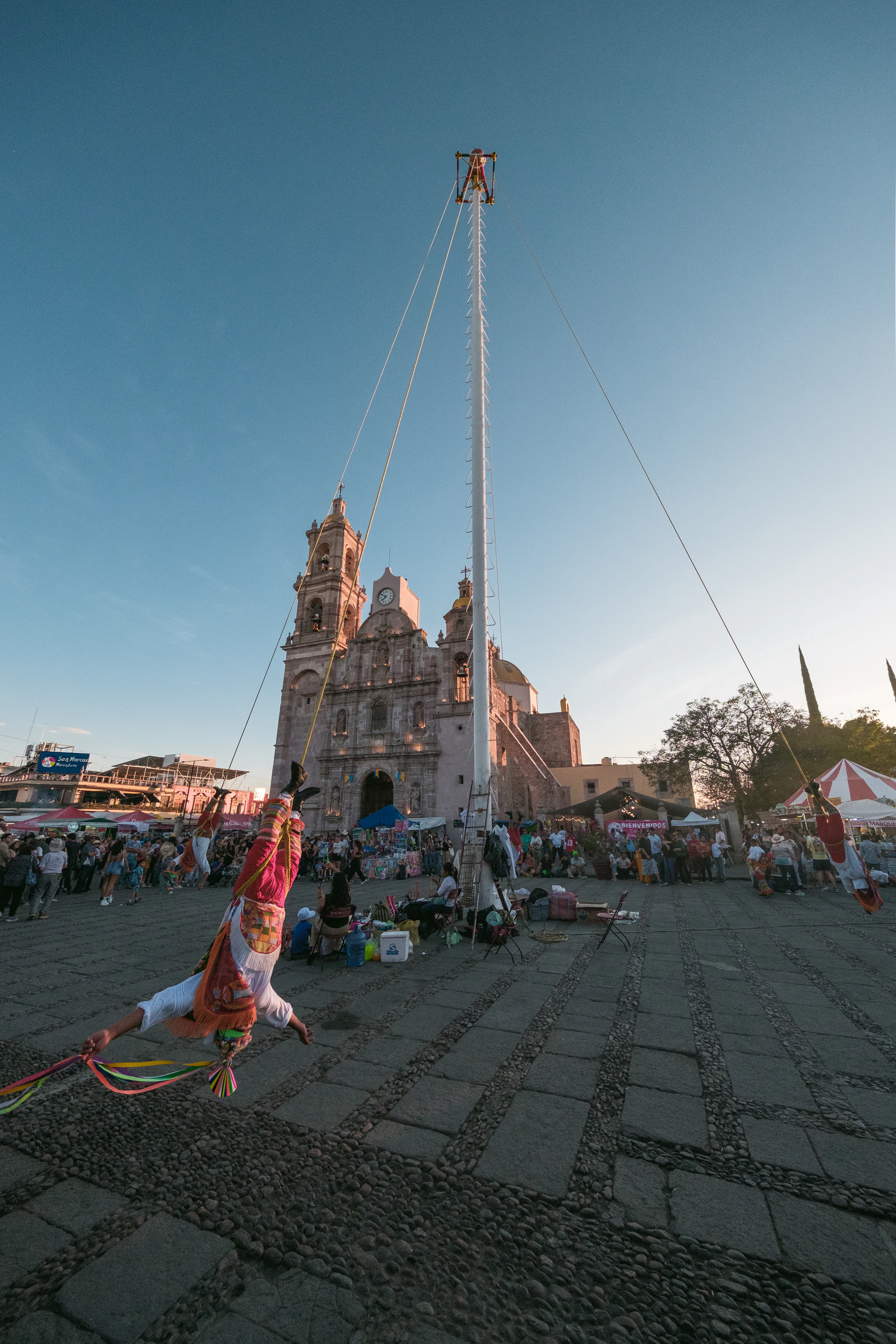 Danzantes tradicionales al atardecer frente a una iglesia