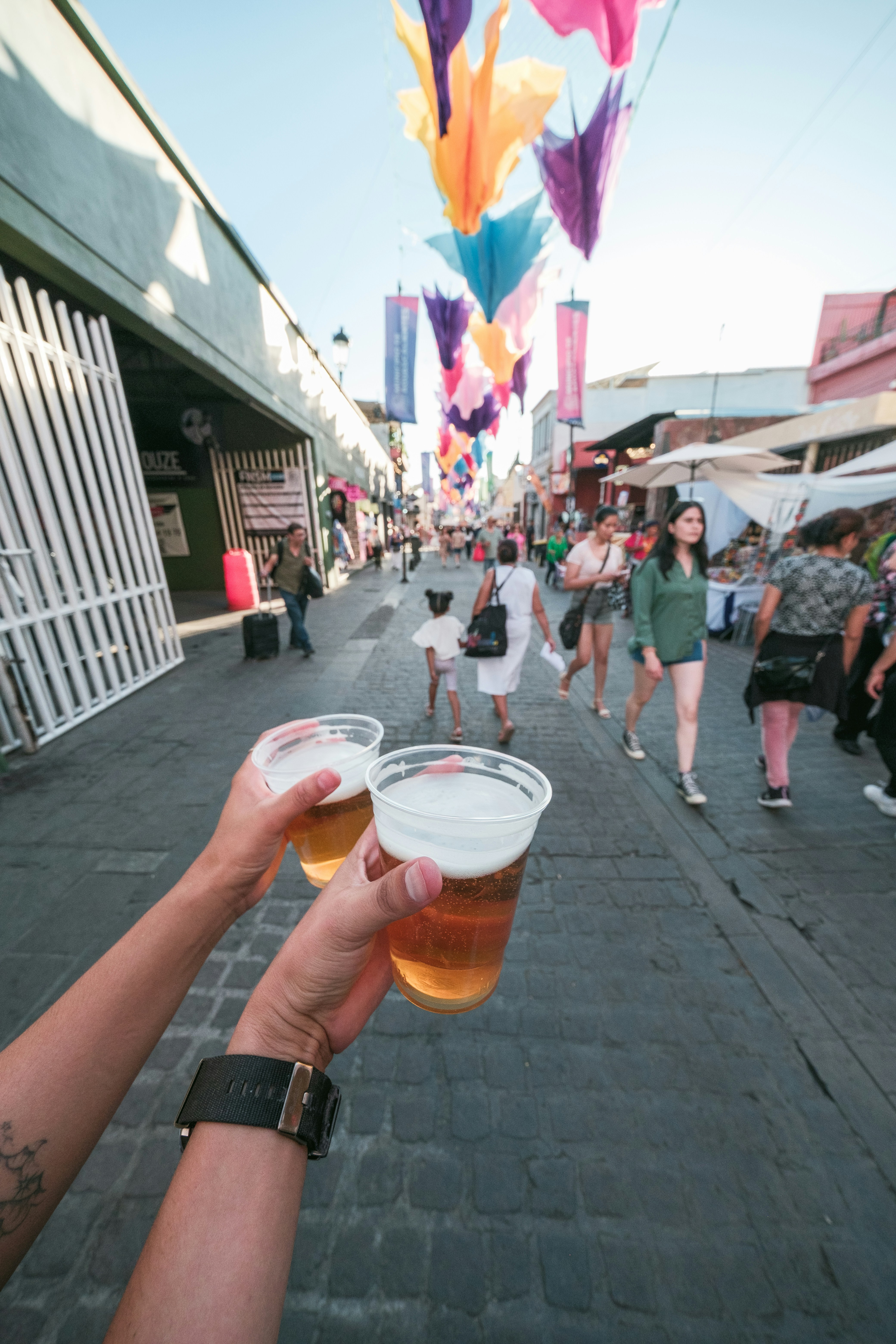 ストリートフェスティバルでビールを手つないでいる