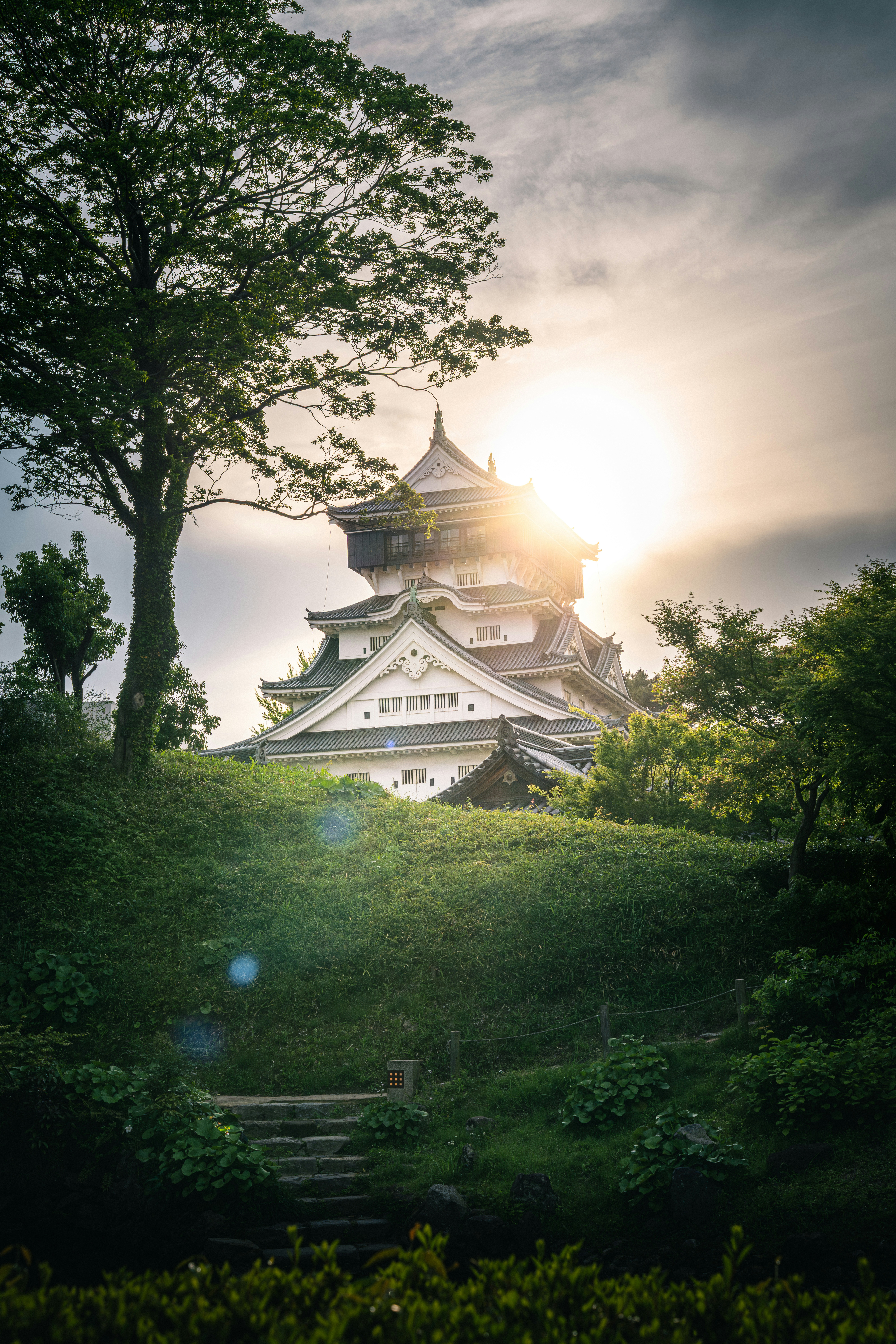 Kastil Jepang di atas bukit saat matahari terbit