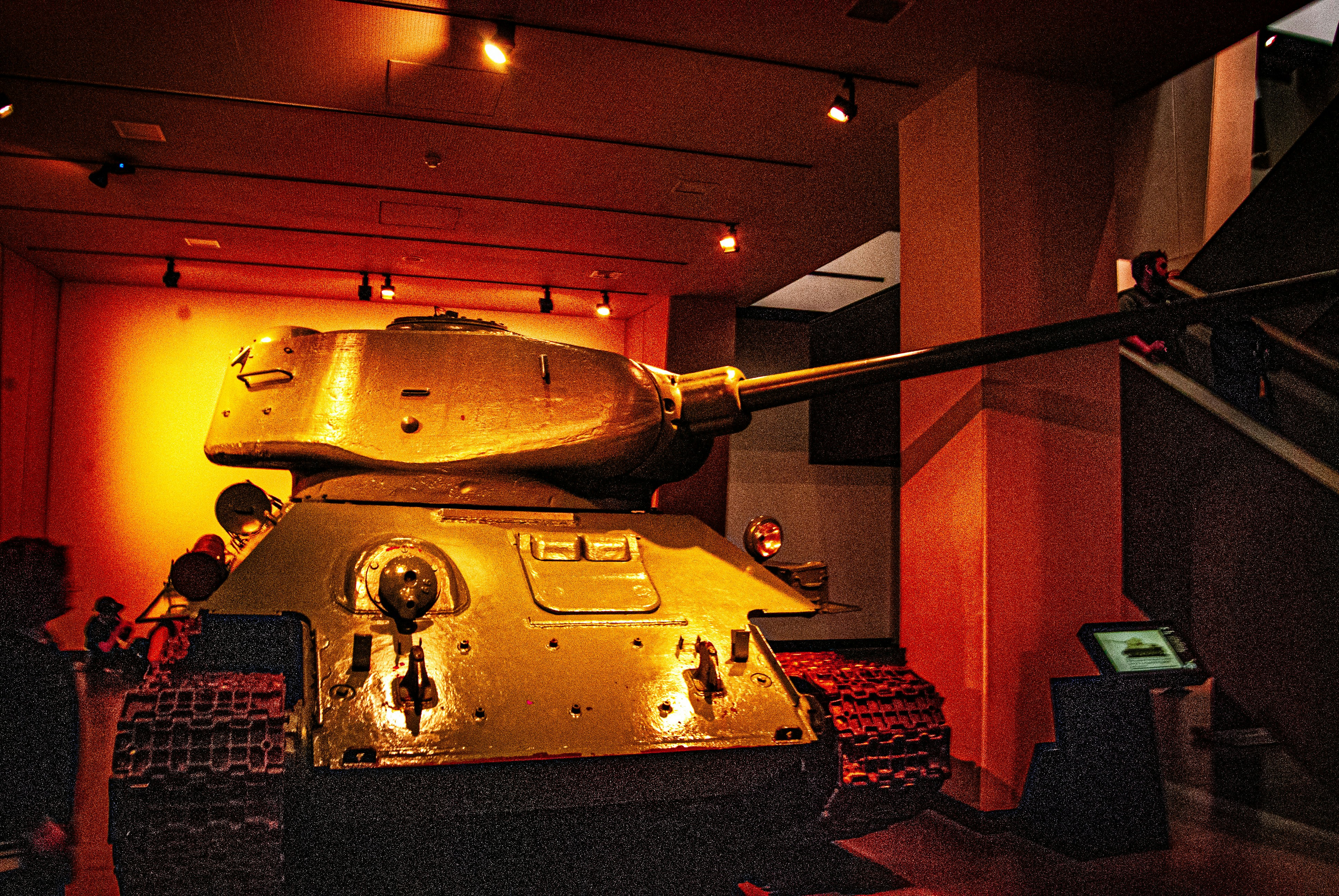 Goldener Tank in einem Museum mit warmem Licht ausgestellt.