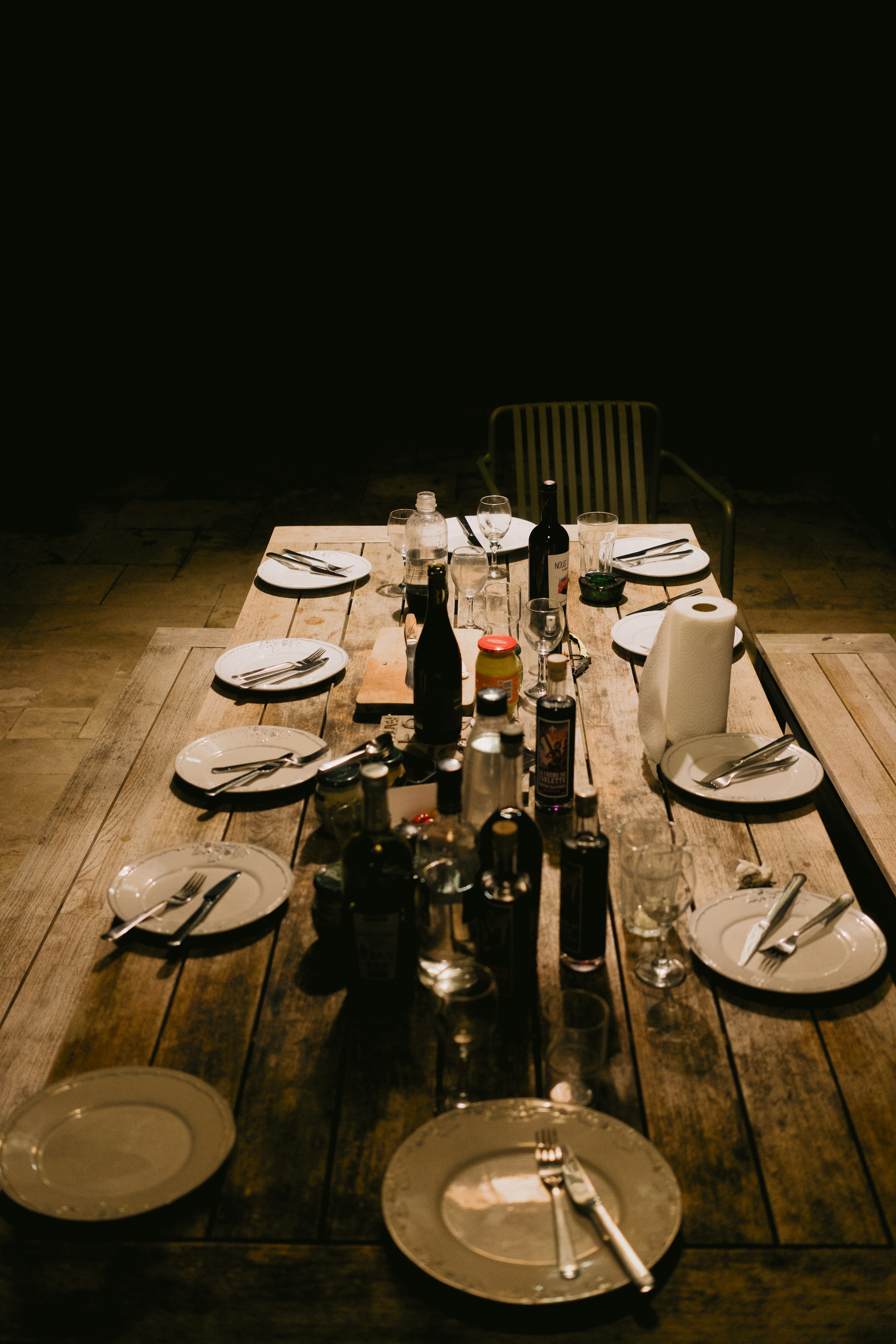 Una mesa rústica de madera puesta para una comida