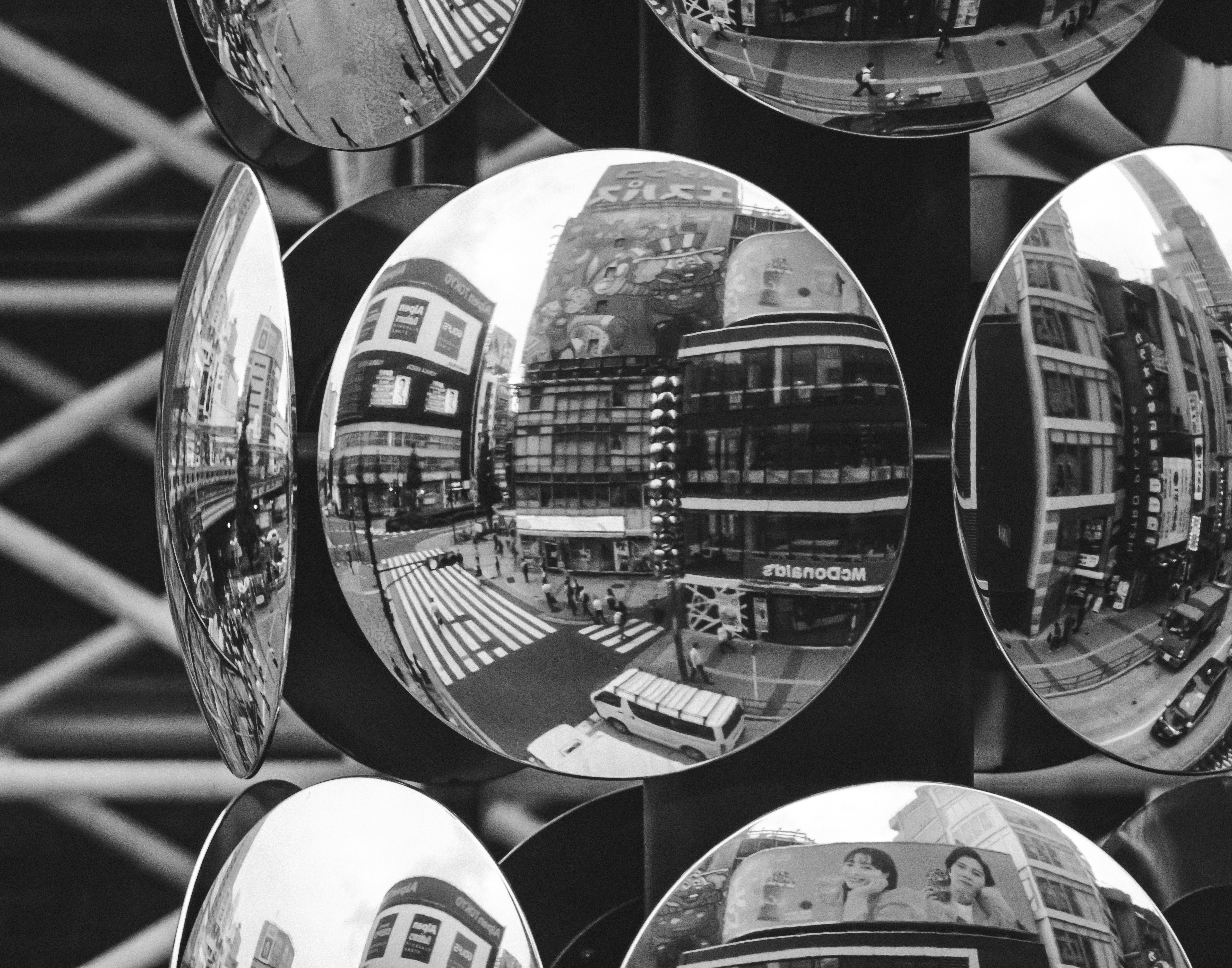 Verzerrte Spiegelungen einer Stadtstraße in konvexen Spiegeln