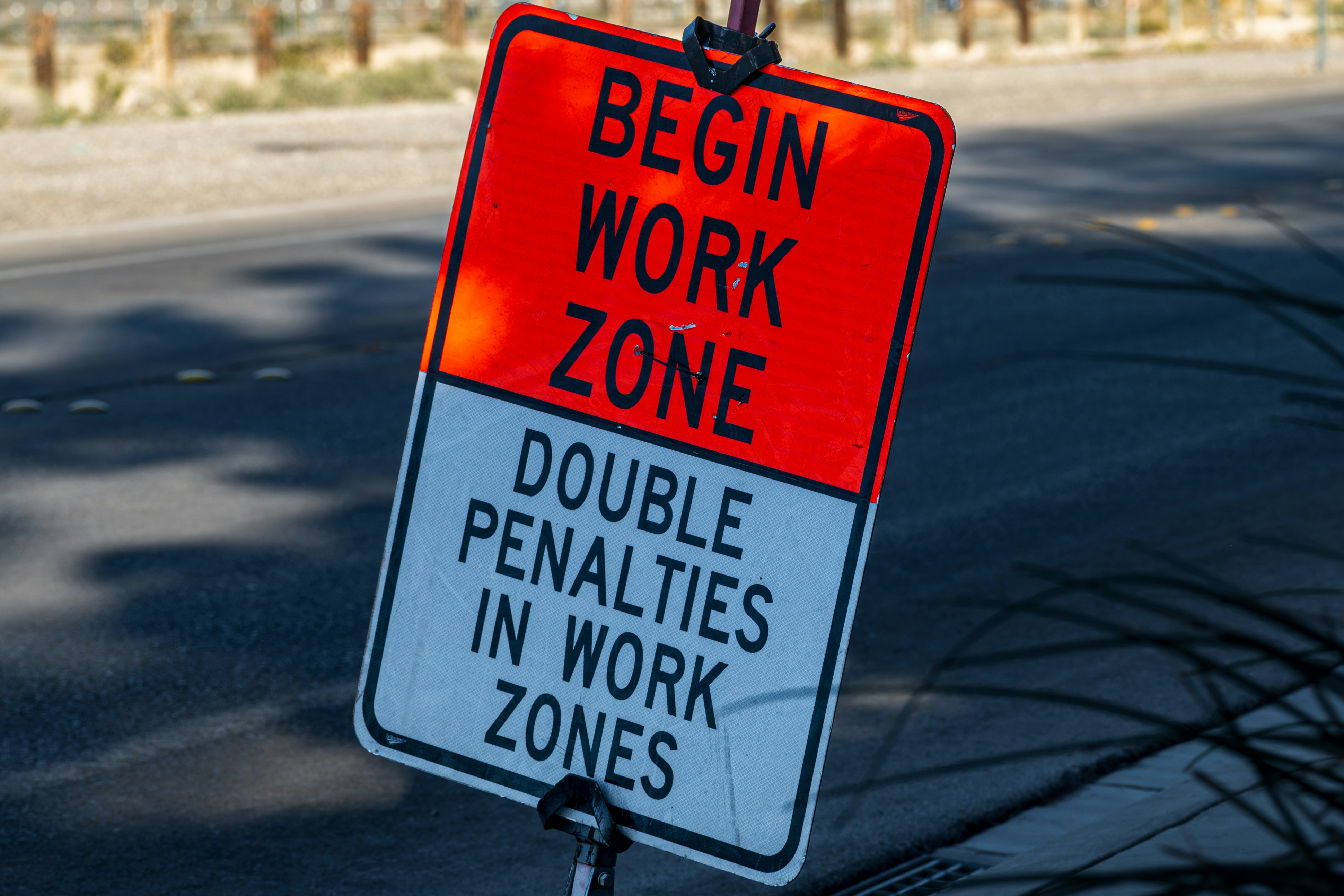 Arbeitszone beginnen, doppelte Strafen in Arbeitszonen-Schild