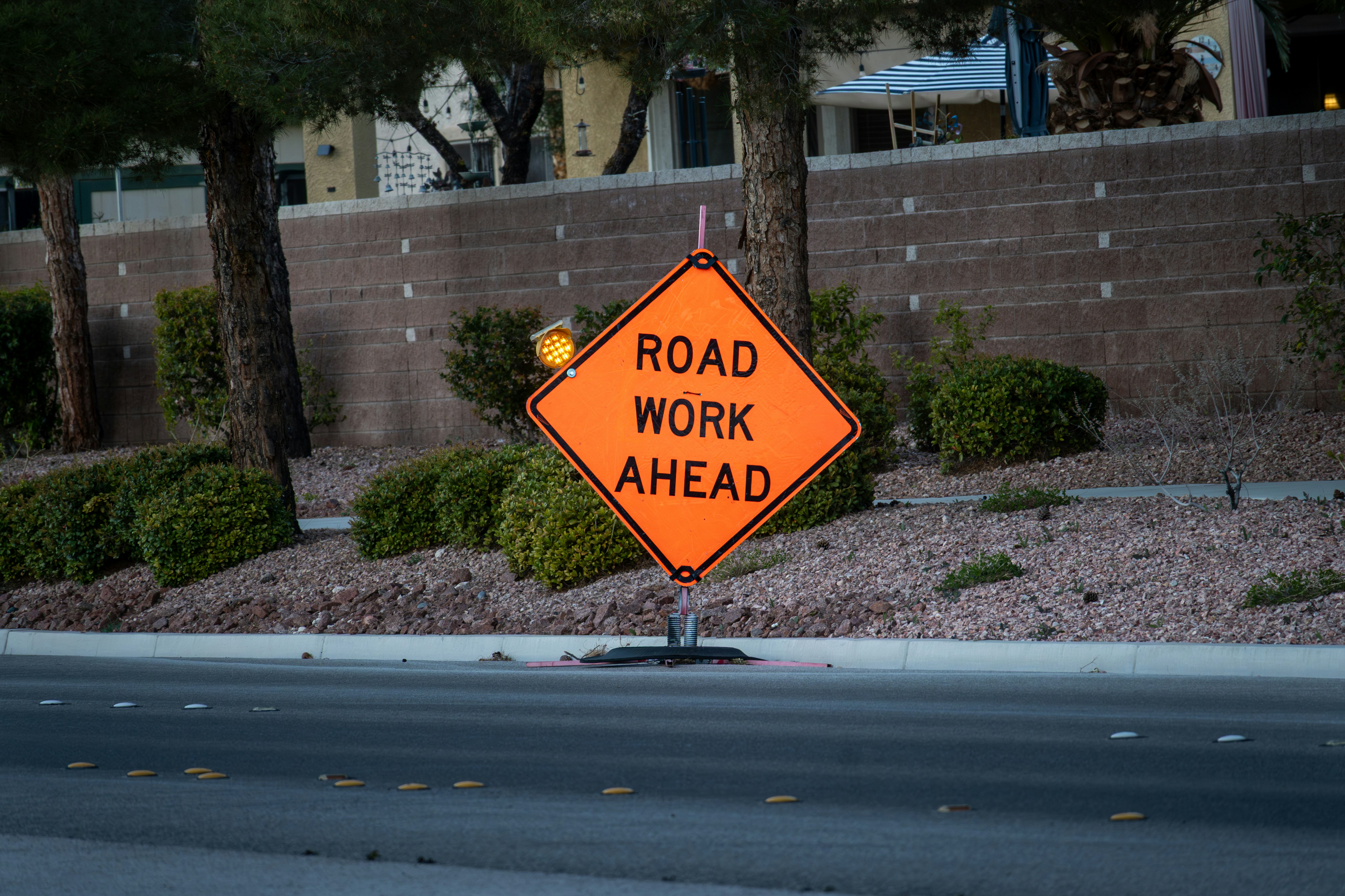 Orange Straßenarbeiten voraus Schild auf einer Straße