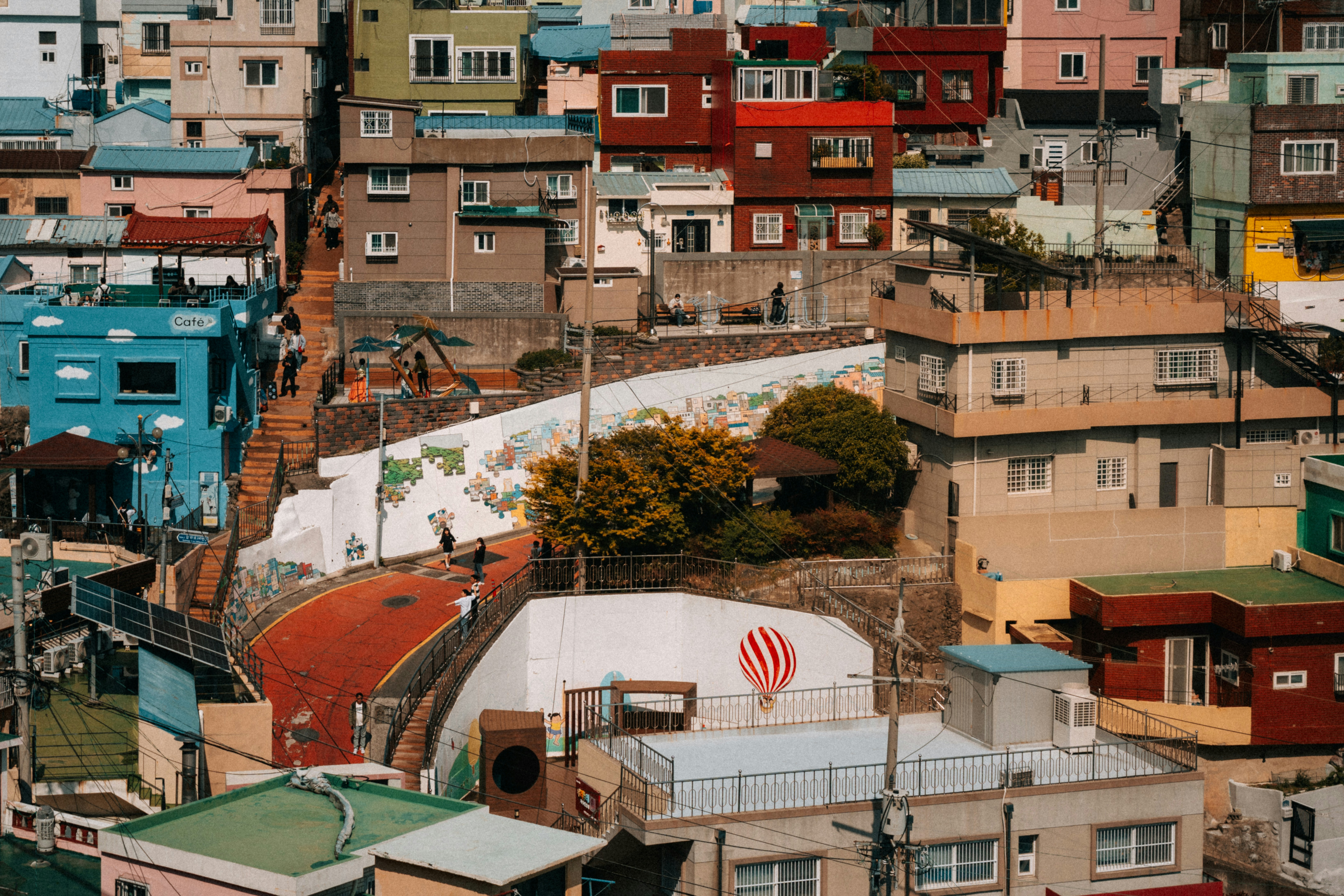 2026년 부동산 청약 당첨 전략을 시각적으로 나타낸 이미지. 전략적인 접근과 성공적인 내 집 마련을 상징하는 요소들이 클래식 블루 톤으로 조화롭게 어우러져 있습니다.