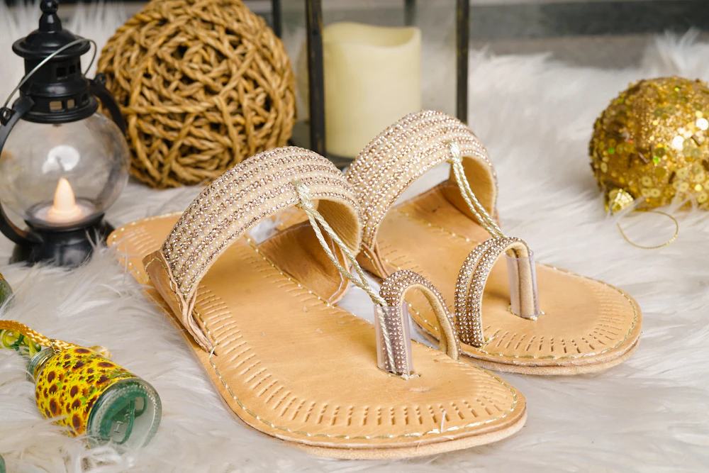Sandal dekoratif warna gold