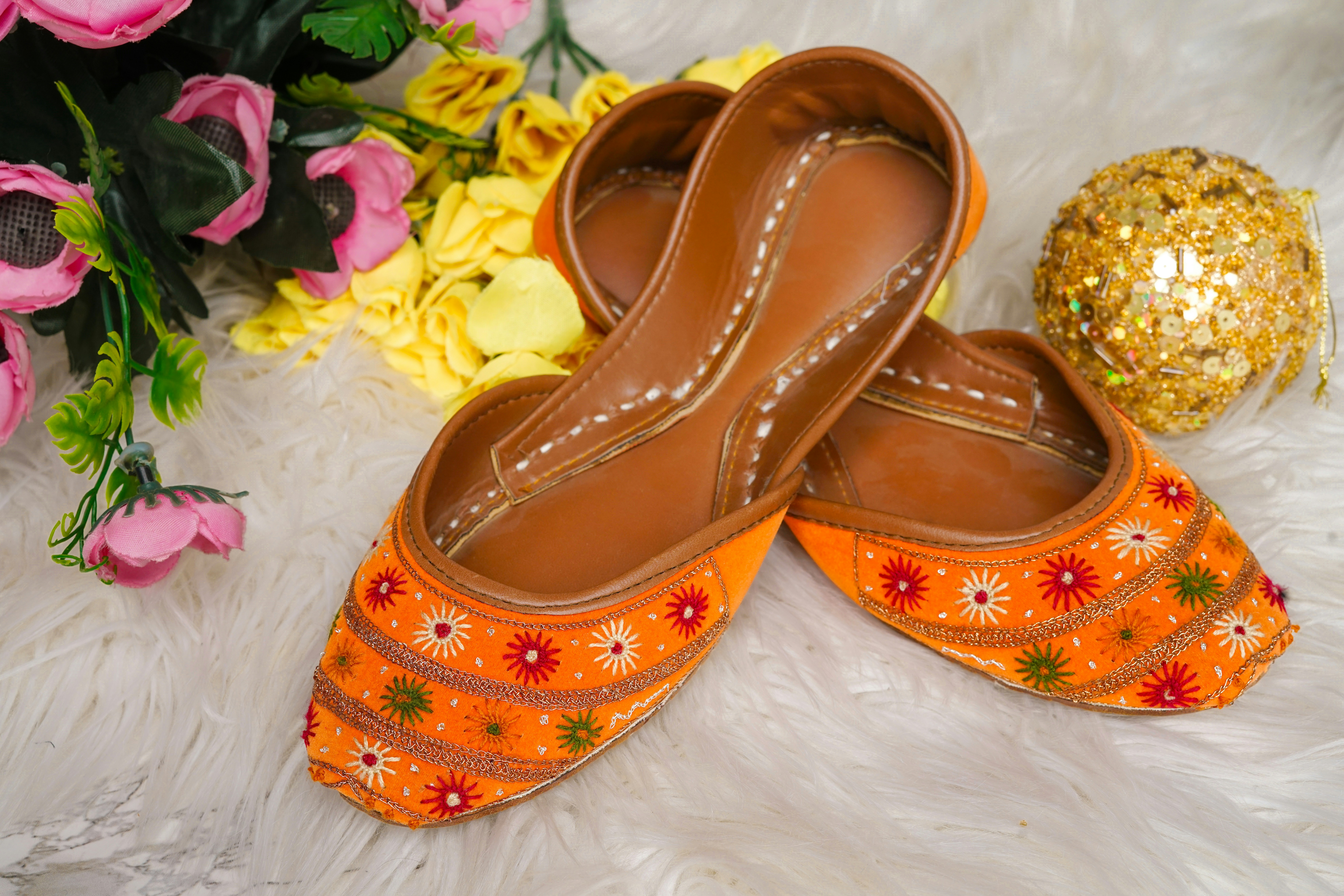 Sapatos planos bordados em laranja com desenho floral