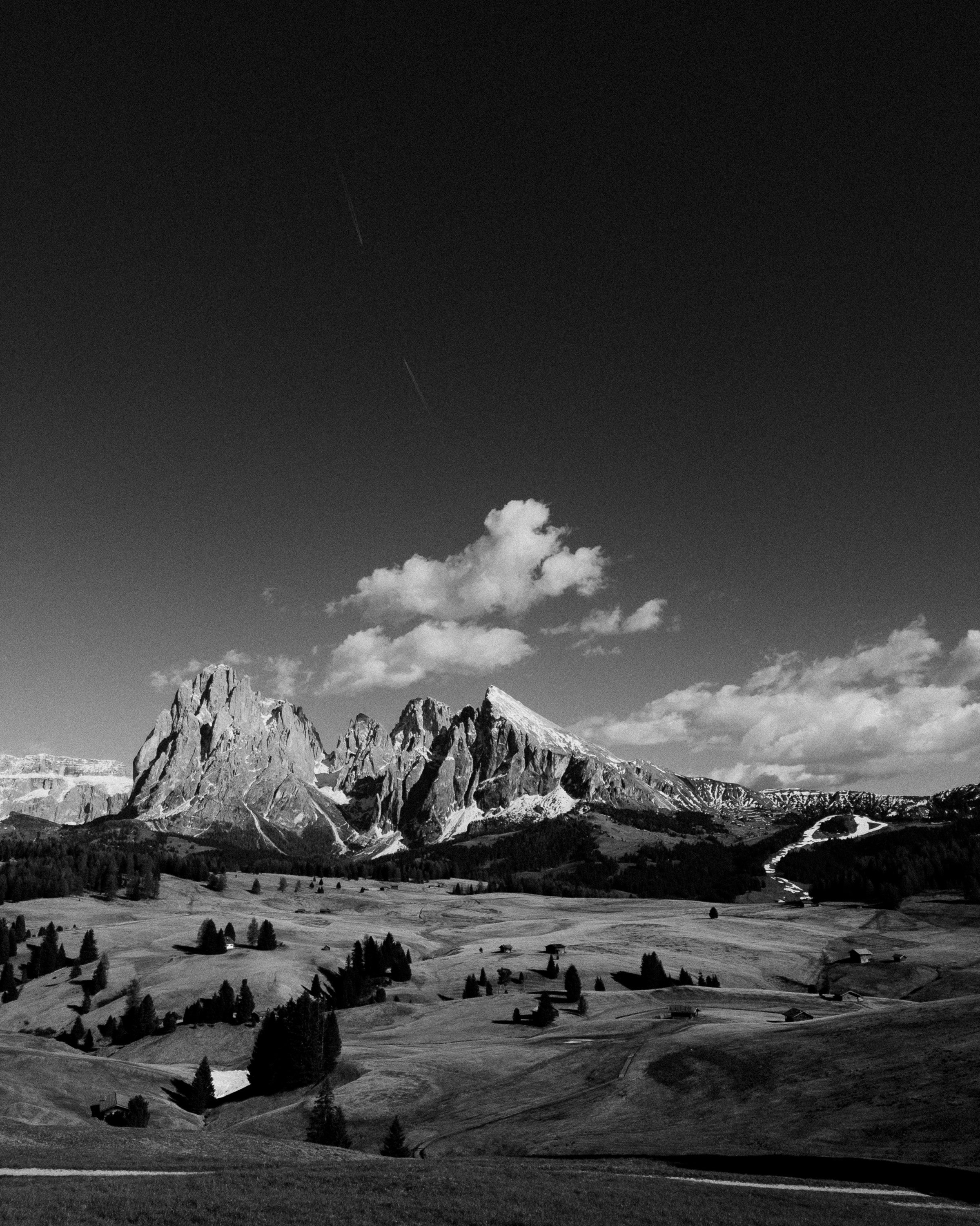 Cadena montañosa dramática bajo un cielo nublado