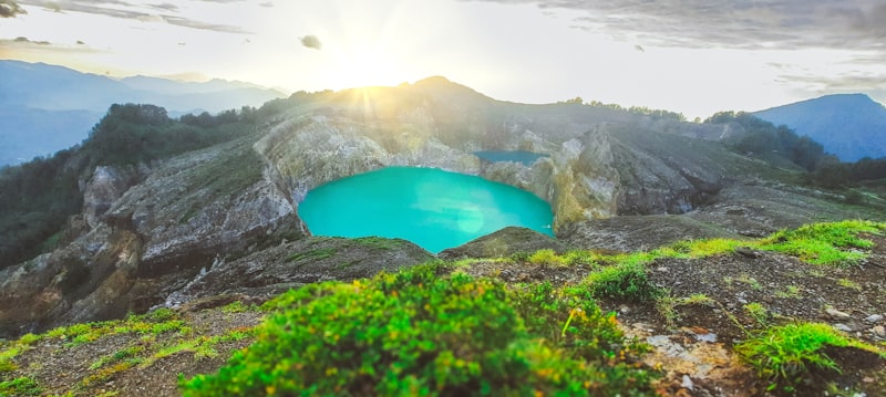Wisata Danau Kelimutu danau tiga warna di kawah gunung saat sunrise