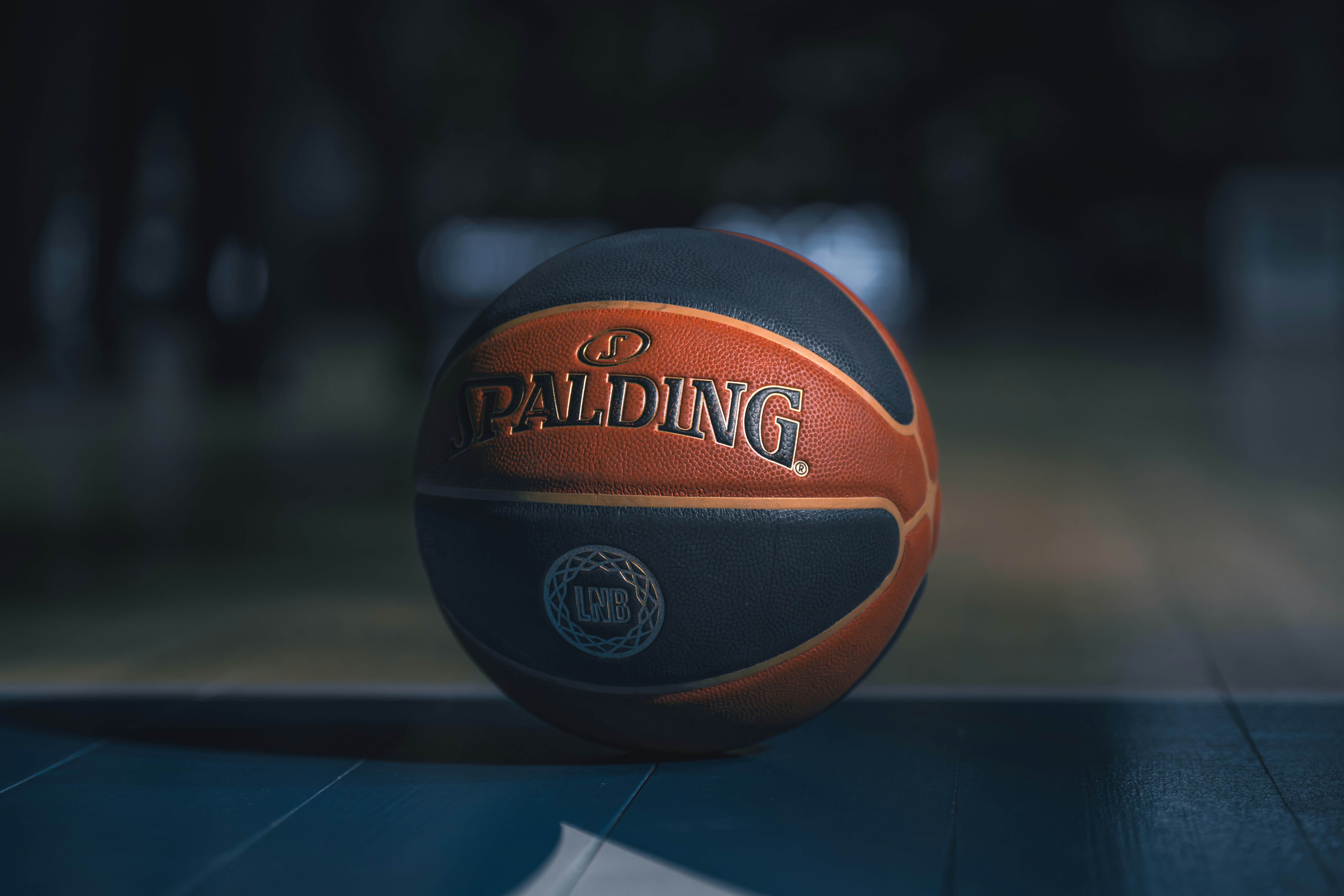 スポールディングのバスケットボールがコートの上に置かれている。