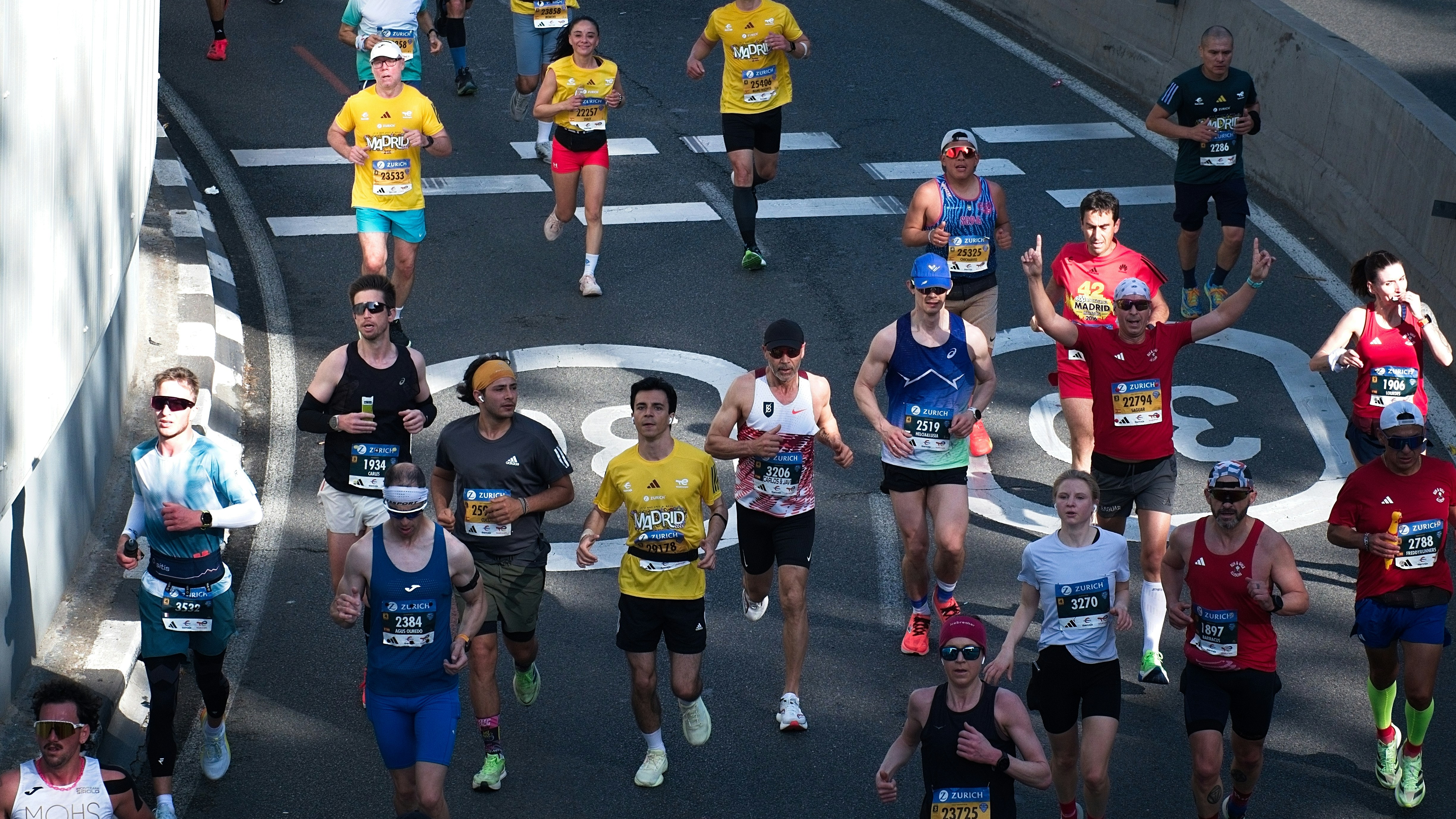 Corredores correm por uma rua durante uma maratona.