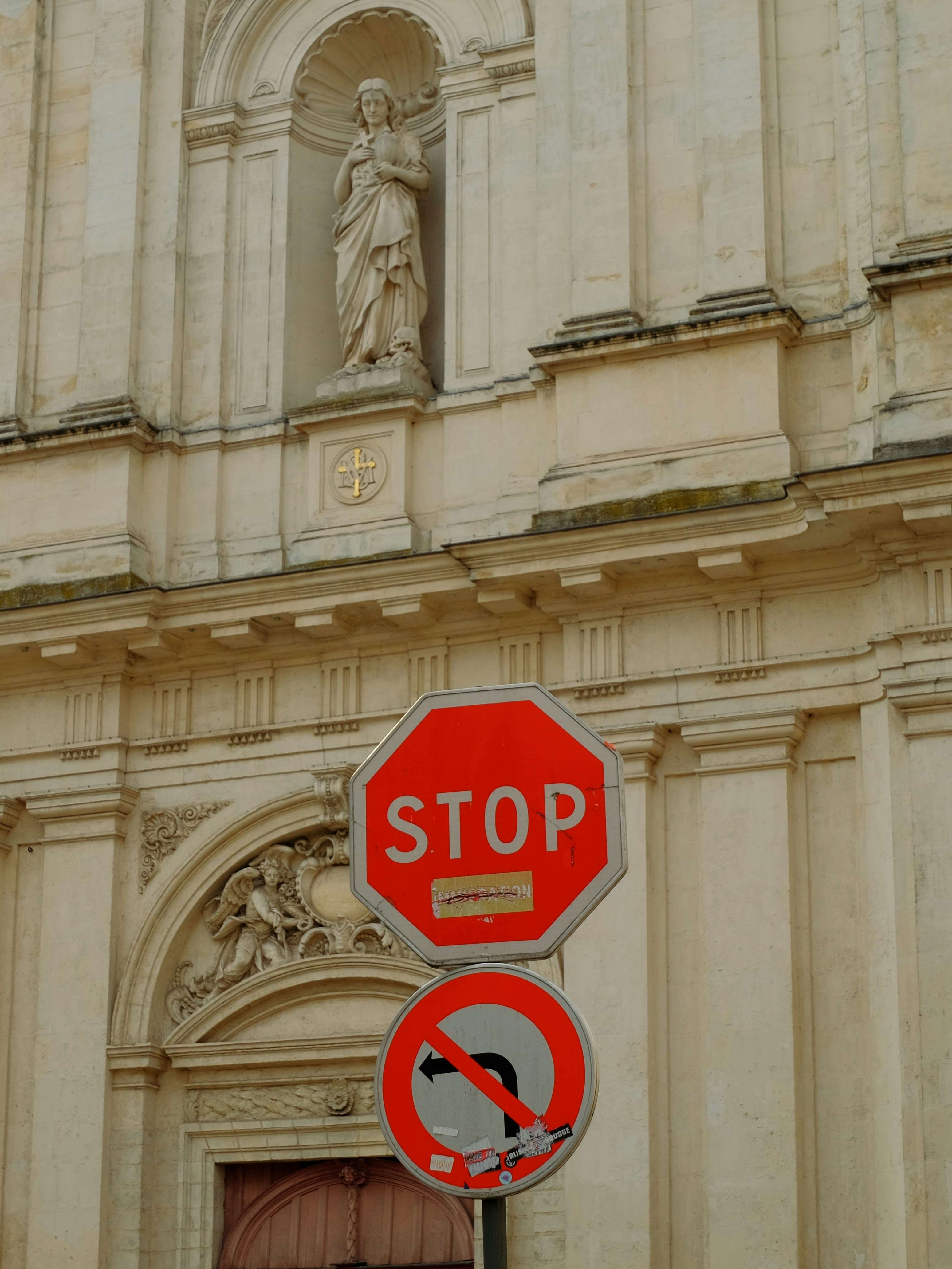 Stoppschild und kein Wendeschild vor dem Gebäude