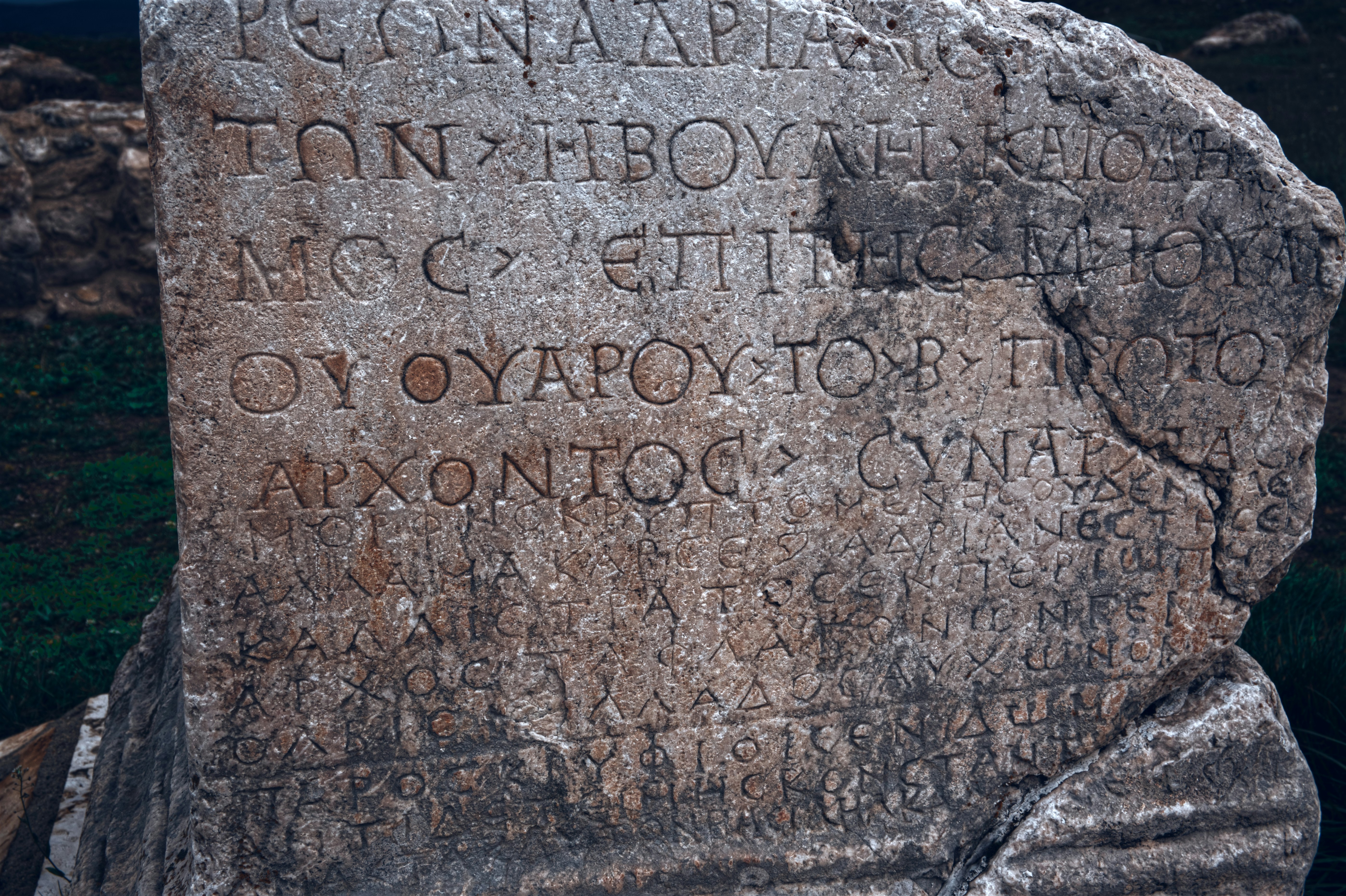 Inscrição grega antiga em uma laje de pedra desgastada