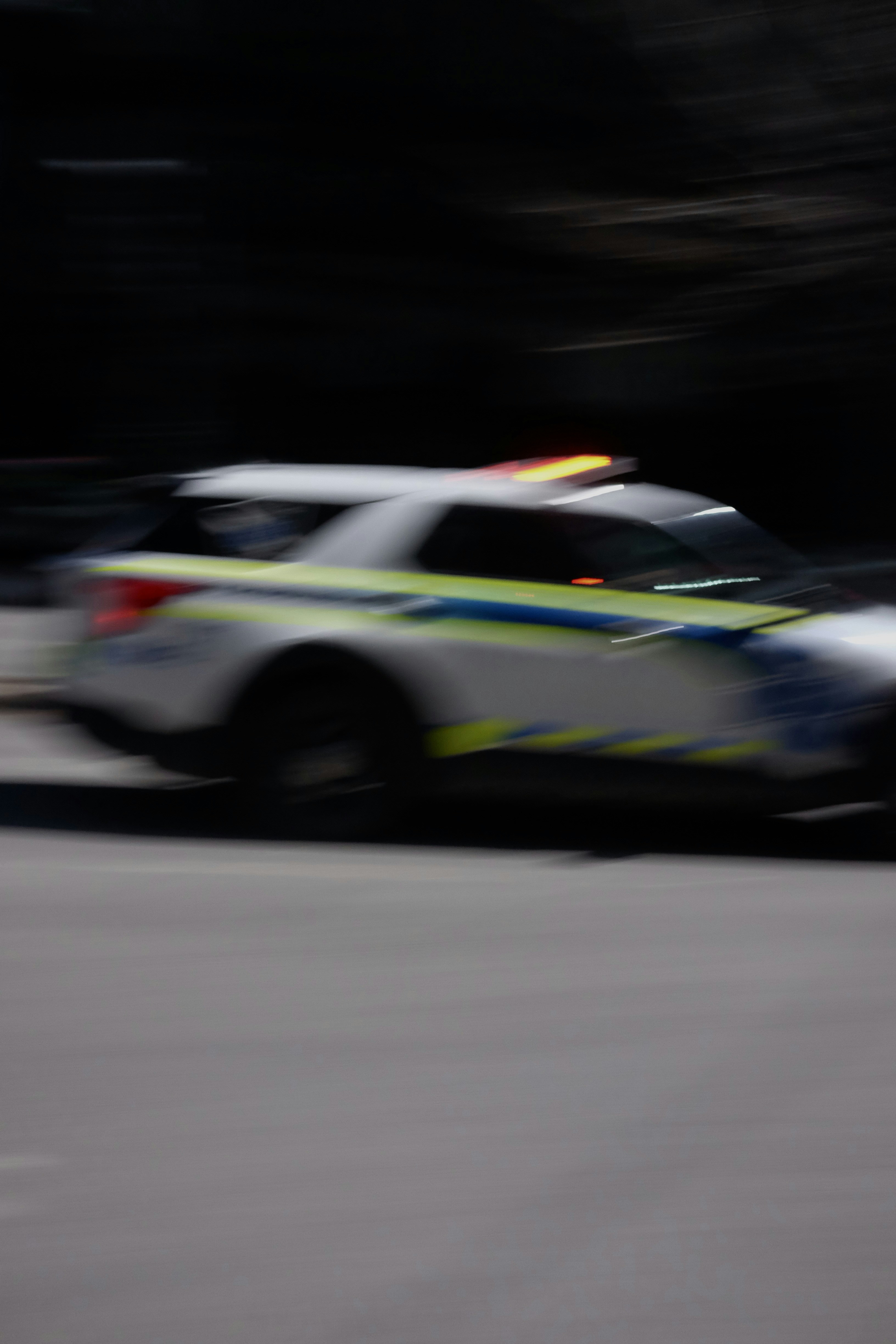 点滅するライトをつけたパトカーが高速で走っている。