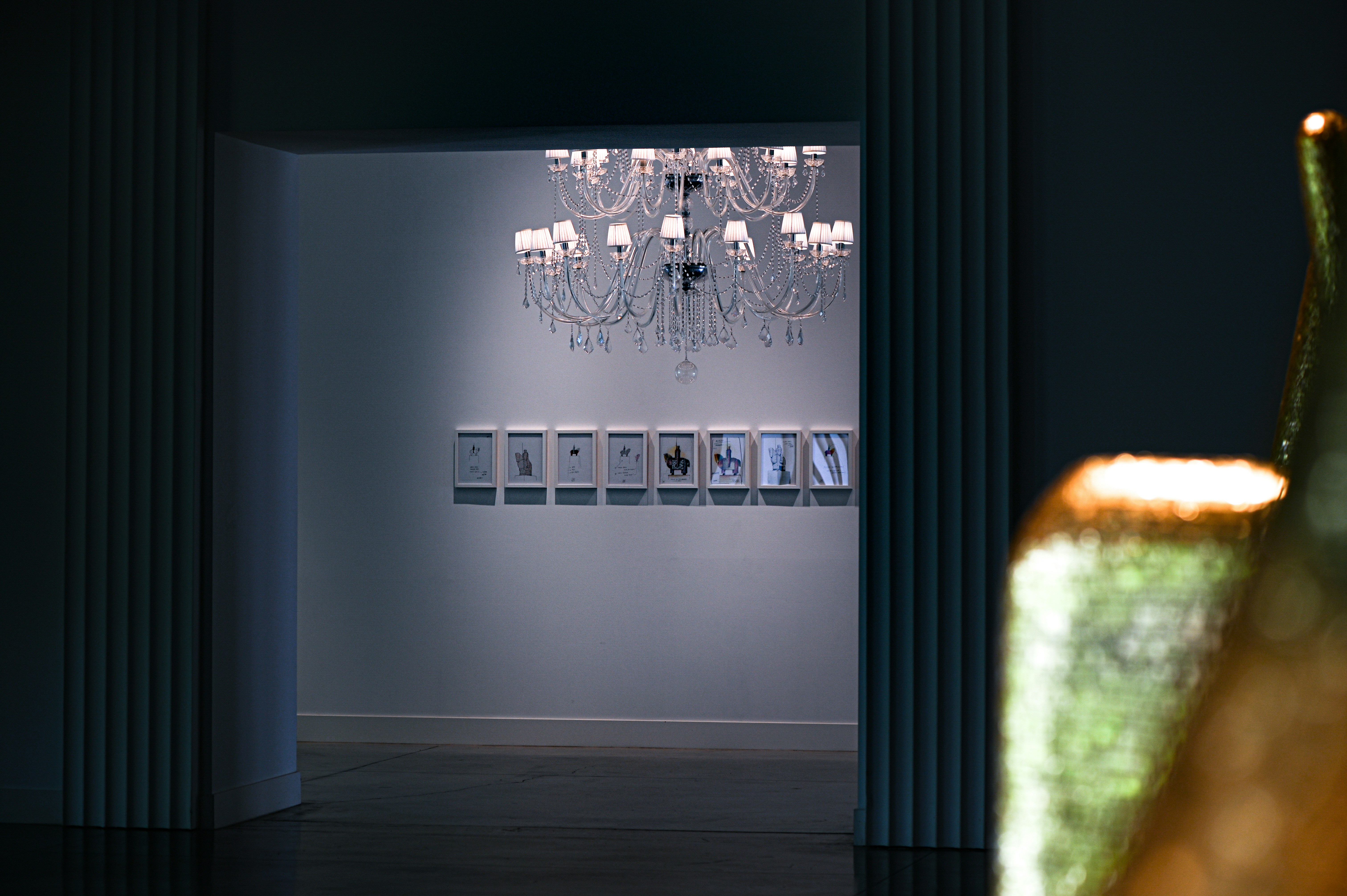 Salón de la galería con lámpara de araña y arte enmarcado