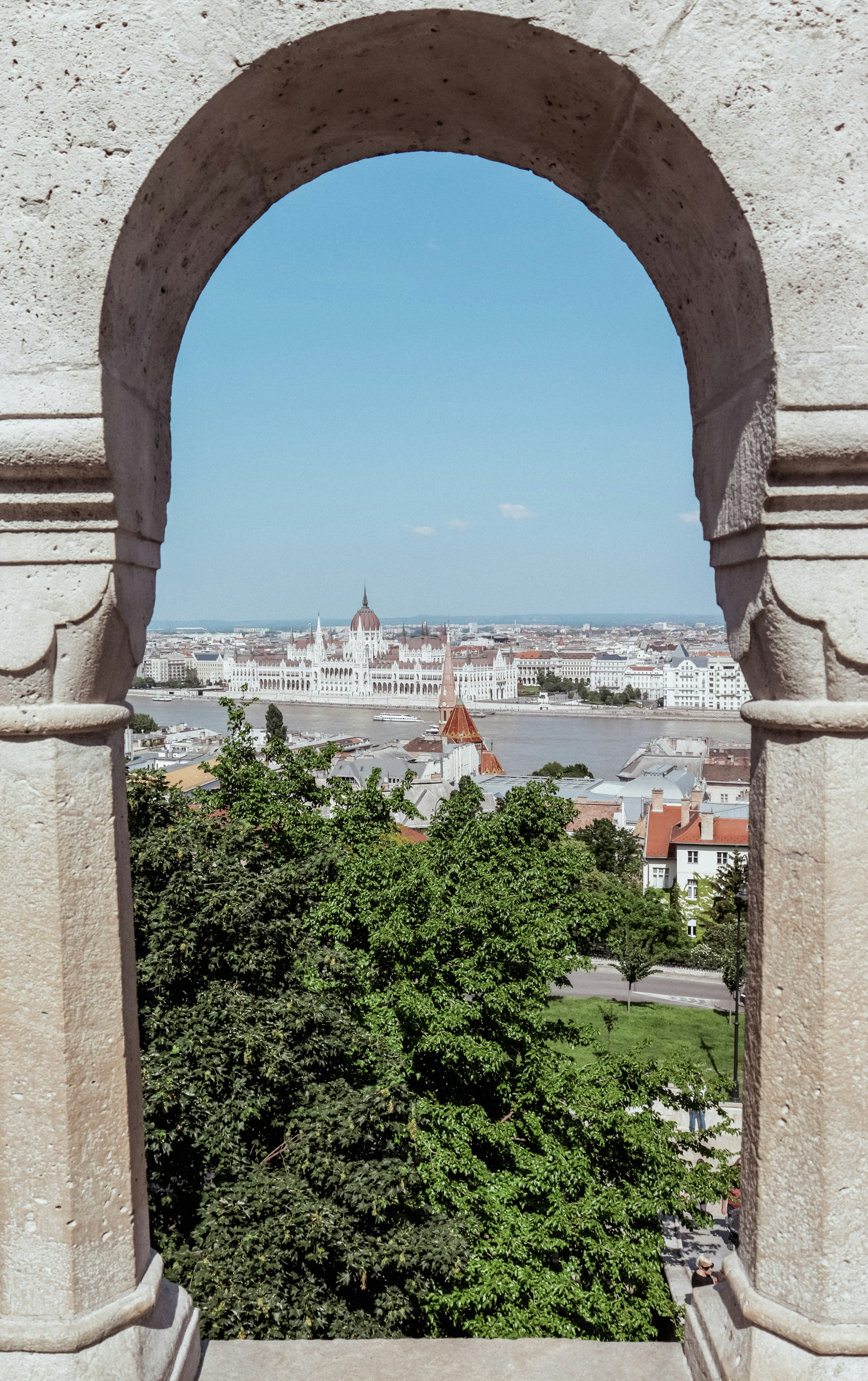 Blick auf das Budapester Parlamentsgebäude durch den Steinbogen.