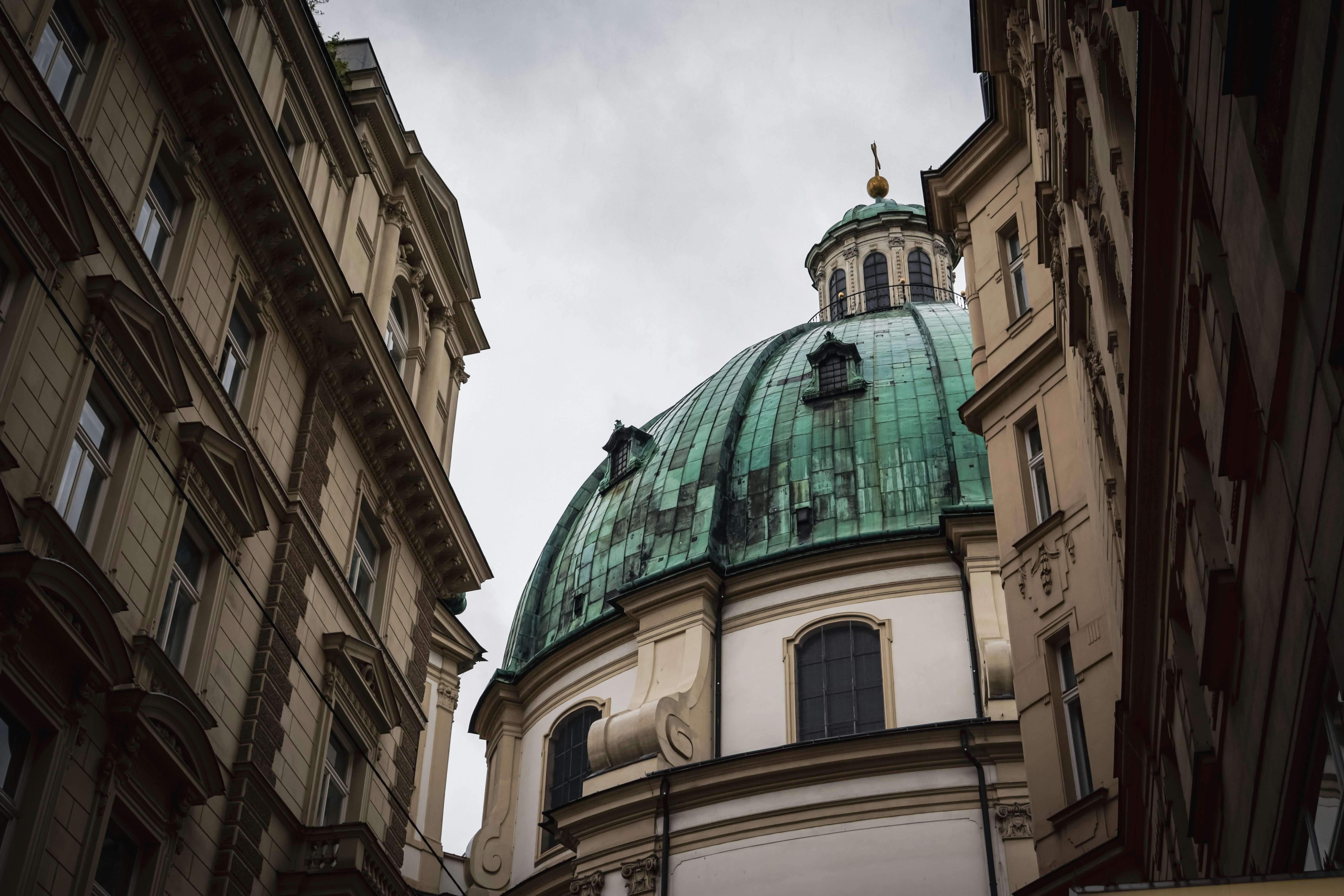 Grüne Kuppelgebäude zwischen alter europäischer Architektur