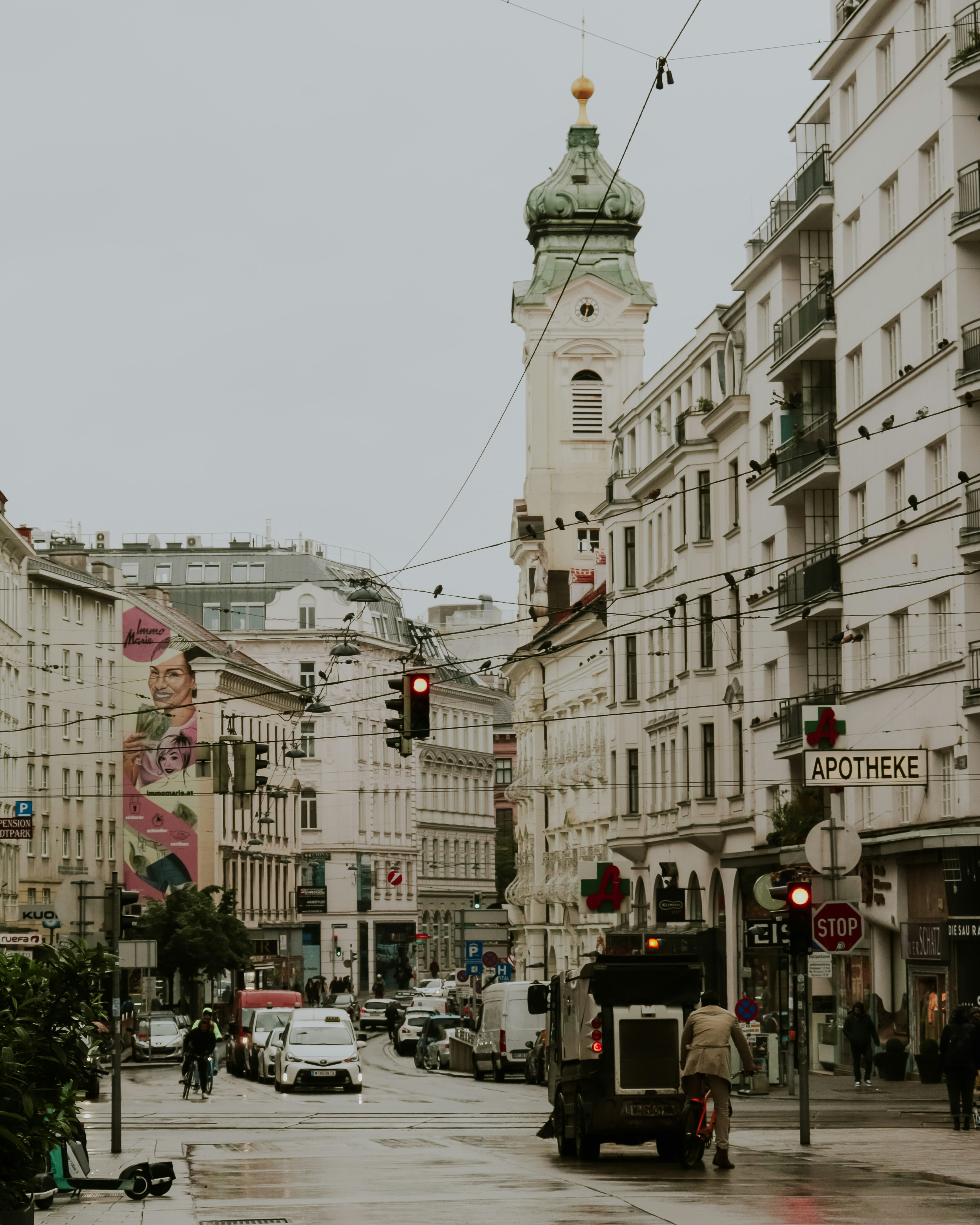 Straßenansicht von Gebäuden mit einem Kirchturm in Wien.
