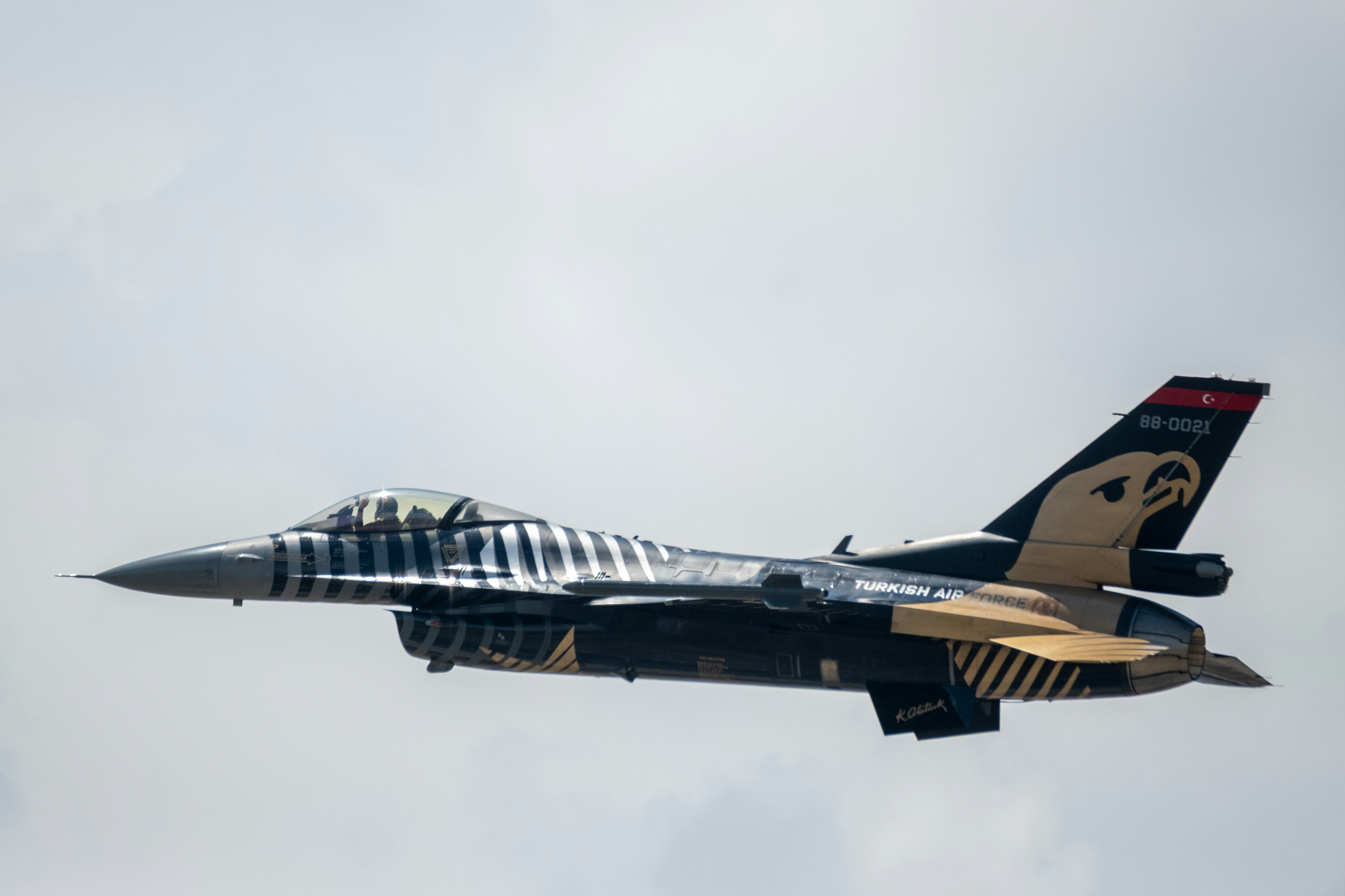 Avion de chasse F-16 avec conception Eagle en vol