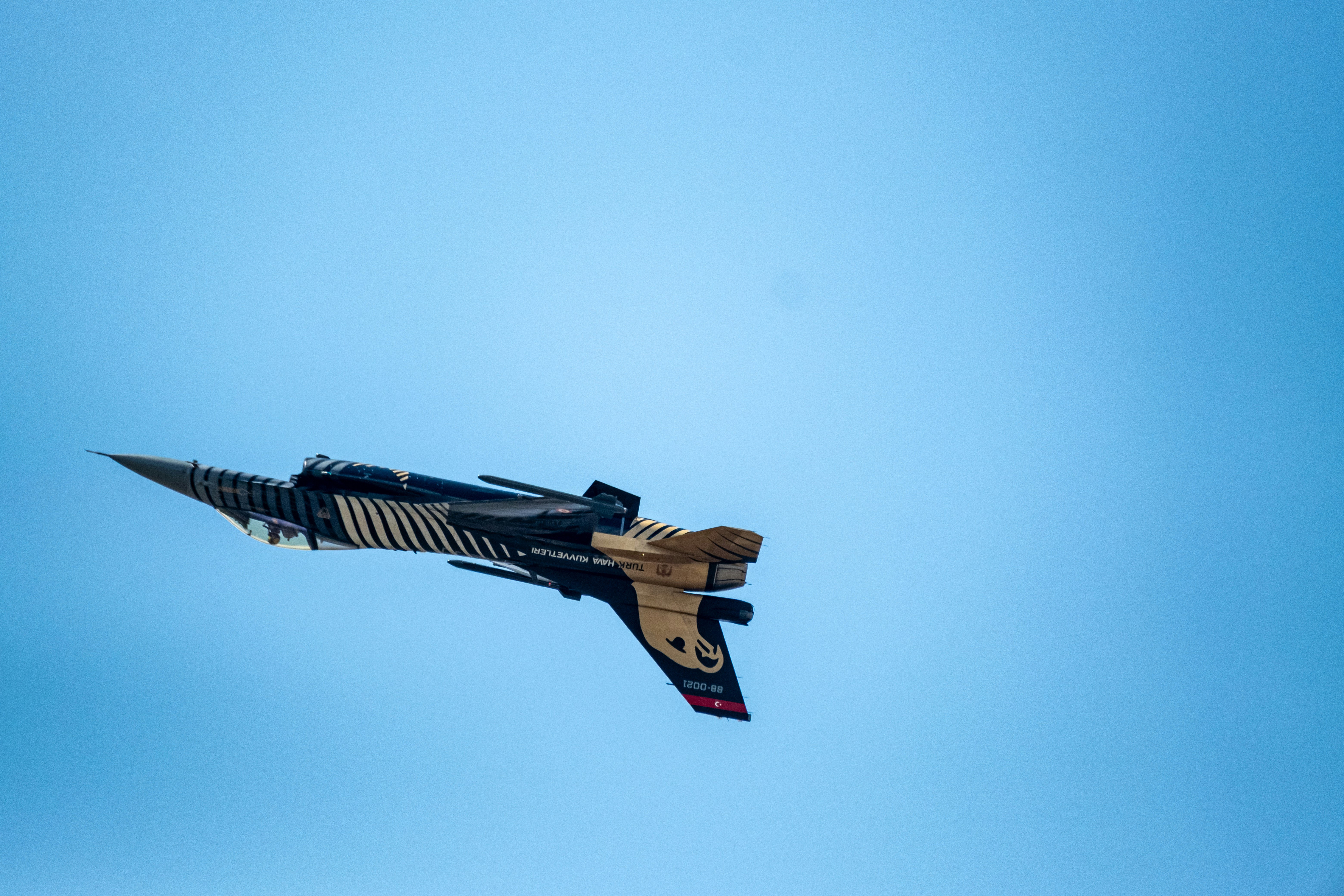 Un avion de chasse vole dans un ciel bleu clair