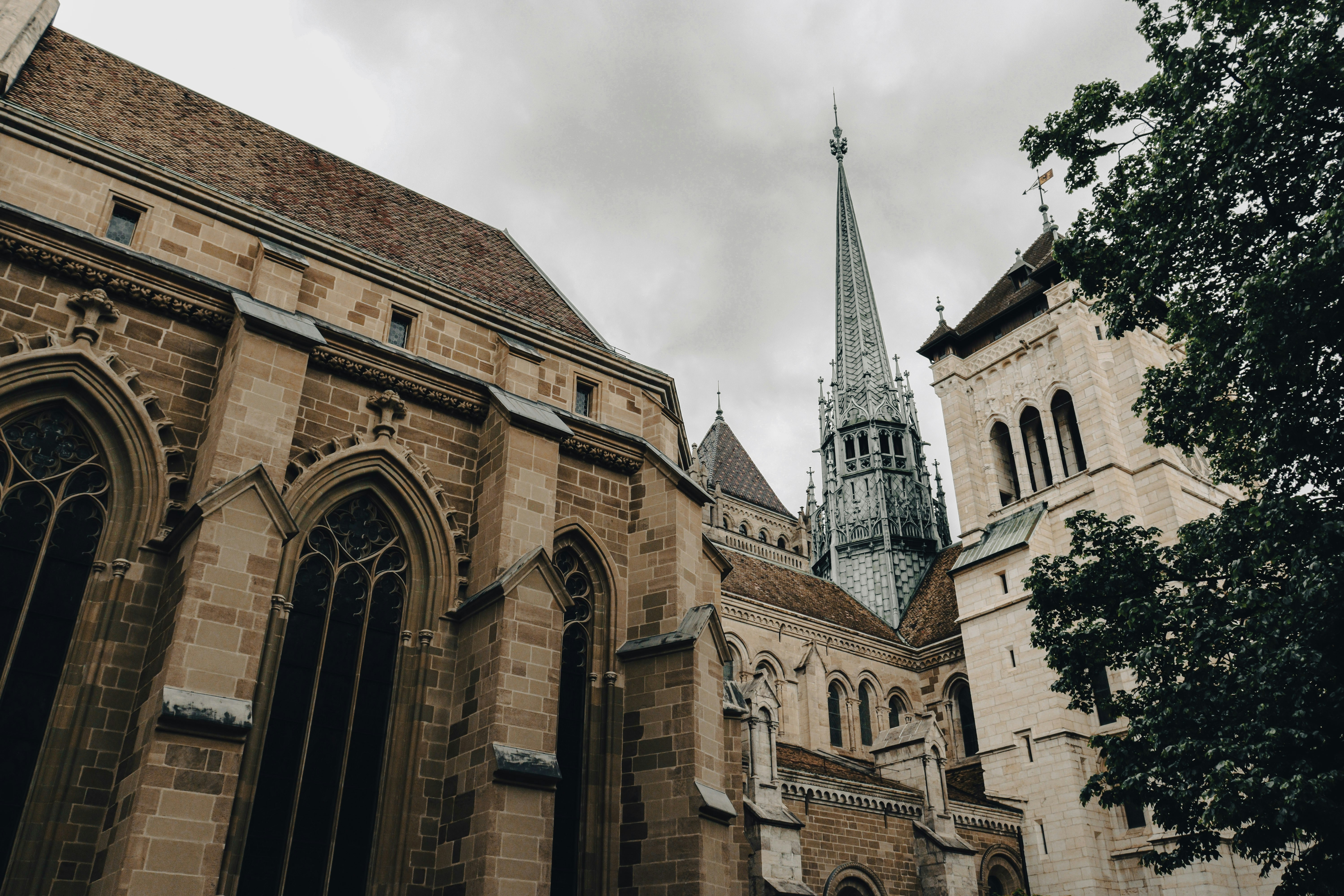 Gotische Kathedrale mit hohem Turm unter bewölktem Himmel