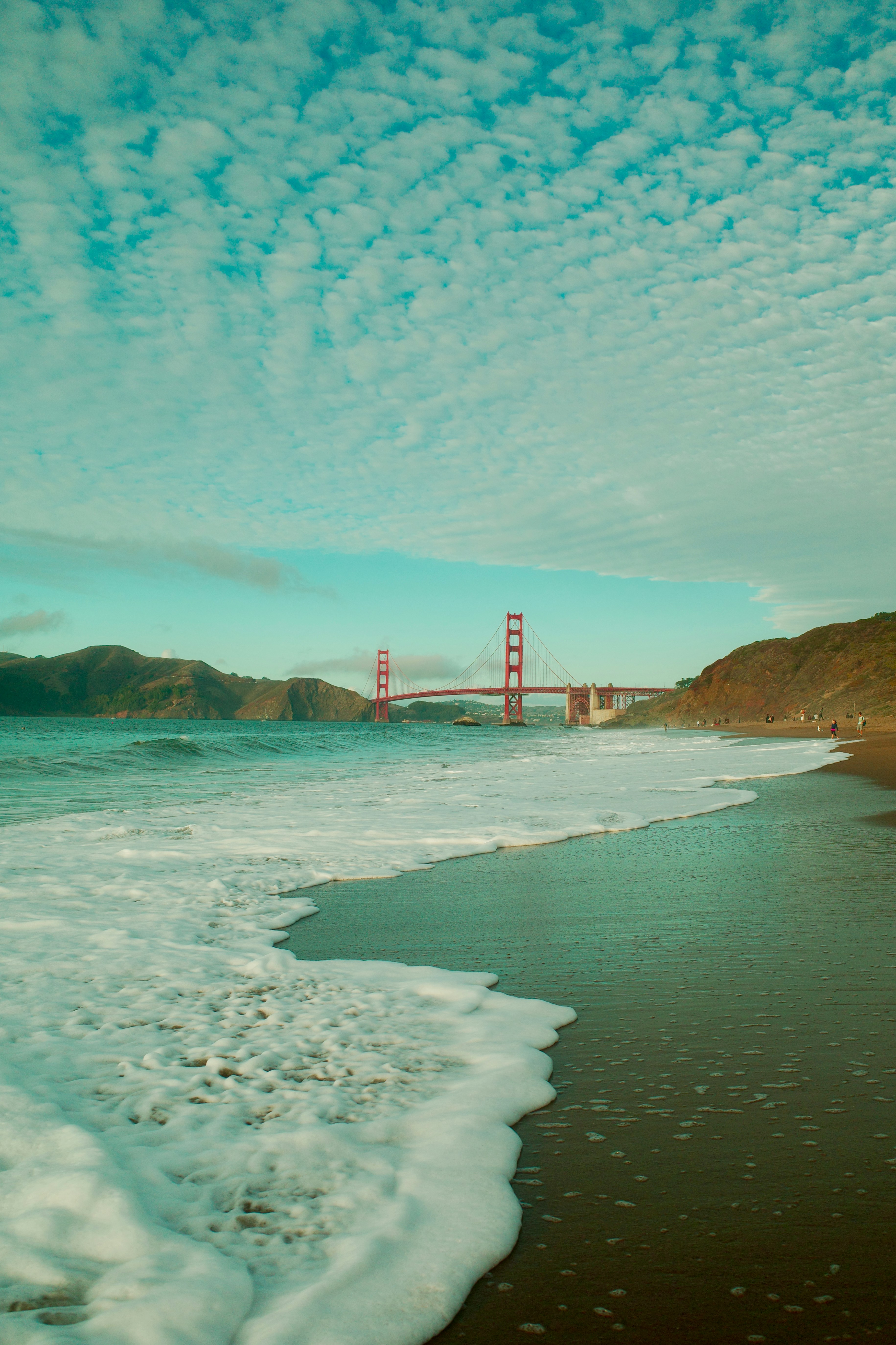Golden Gate Bridge vista de uma praia de areia com ondas