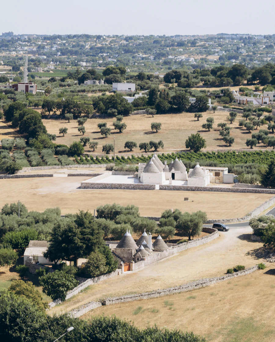 Trulli tradicionales de Puglia entre olivares